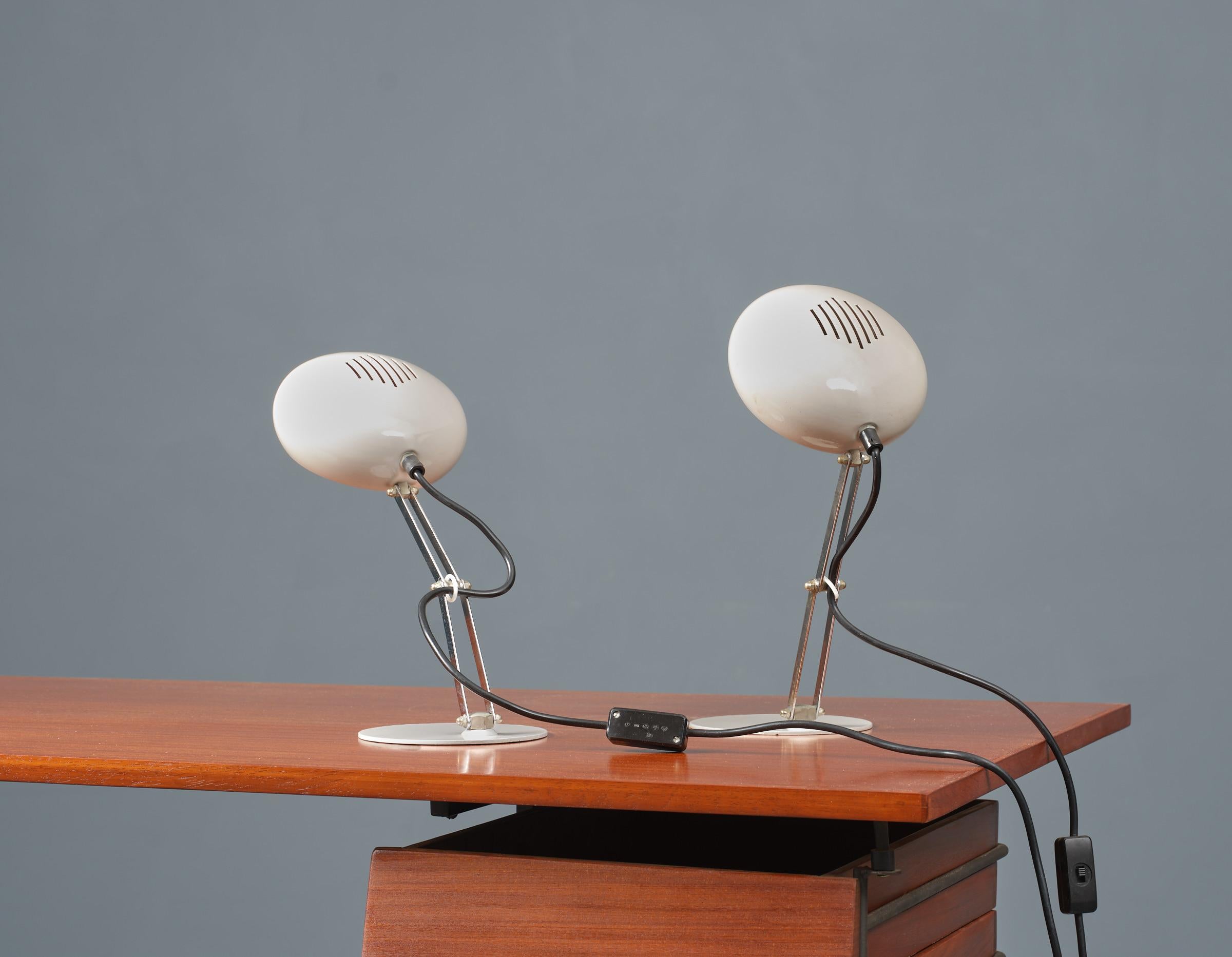 Mid-Century moderno Coppia di lampade da tavolo vintage italiane, anni '70, cromo e acciaio laccato bianco in vendita