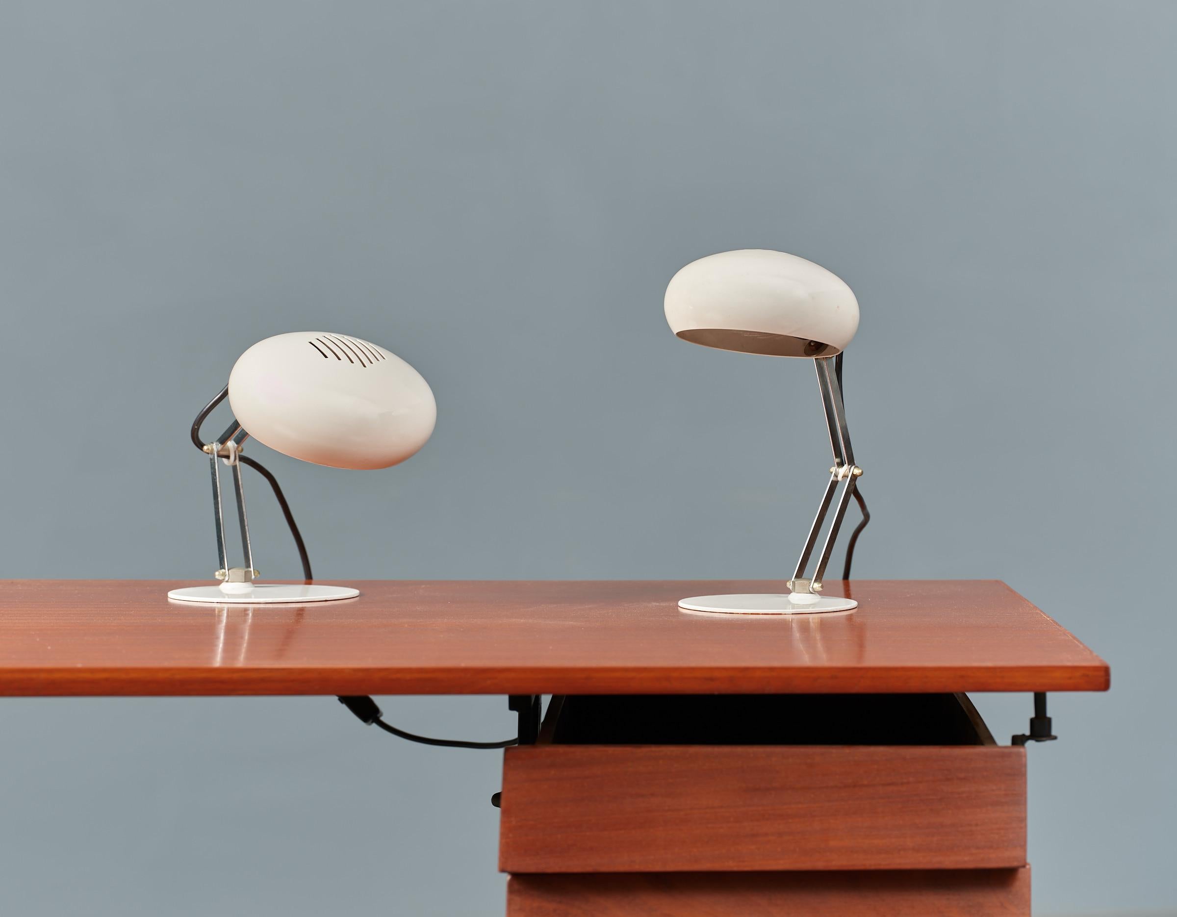Italiano Coppia di lampade da tavolo vintage italiane, anni '70, cromo e acciaio laccato bianco in vendita