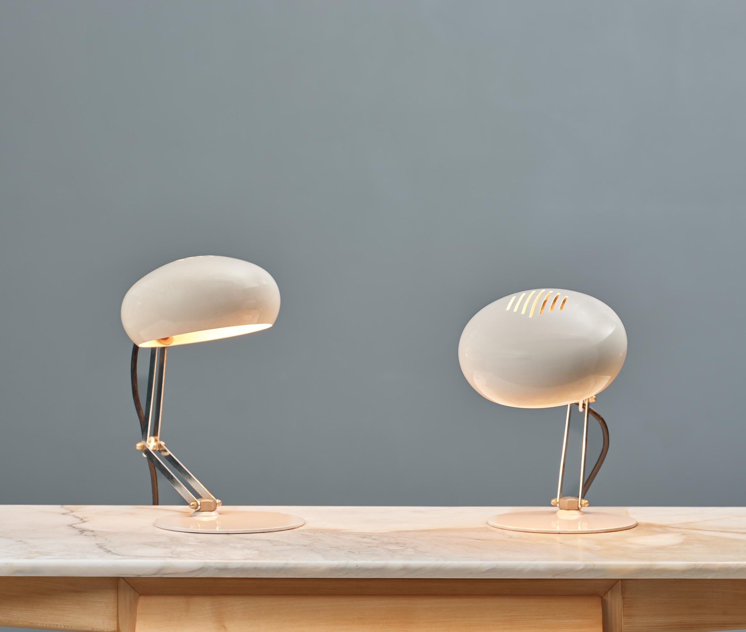 Coppia di lampade da tavolo vintage italiane, anni '70, cromo e acciaio laccato bianco In condizioni buone in vendita a Rome, IT