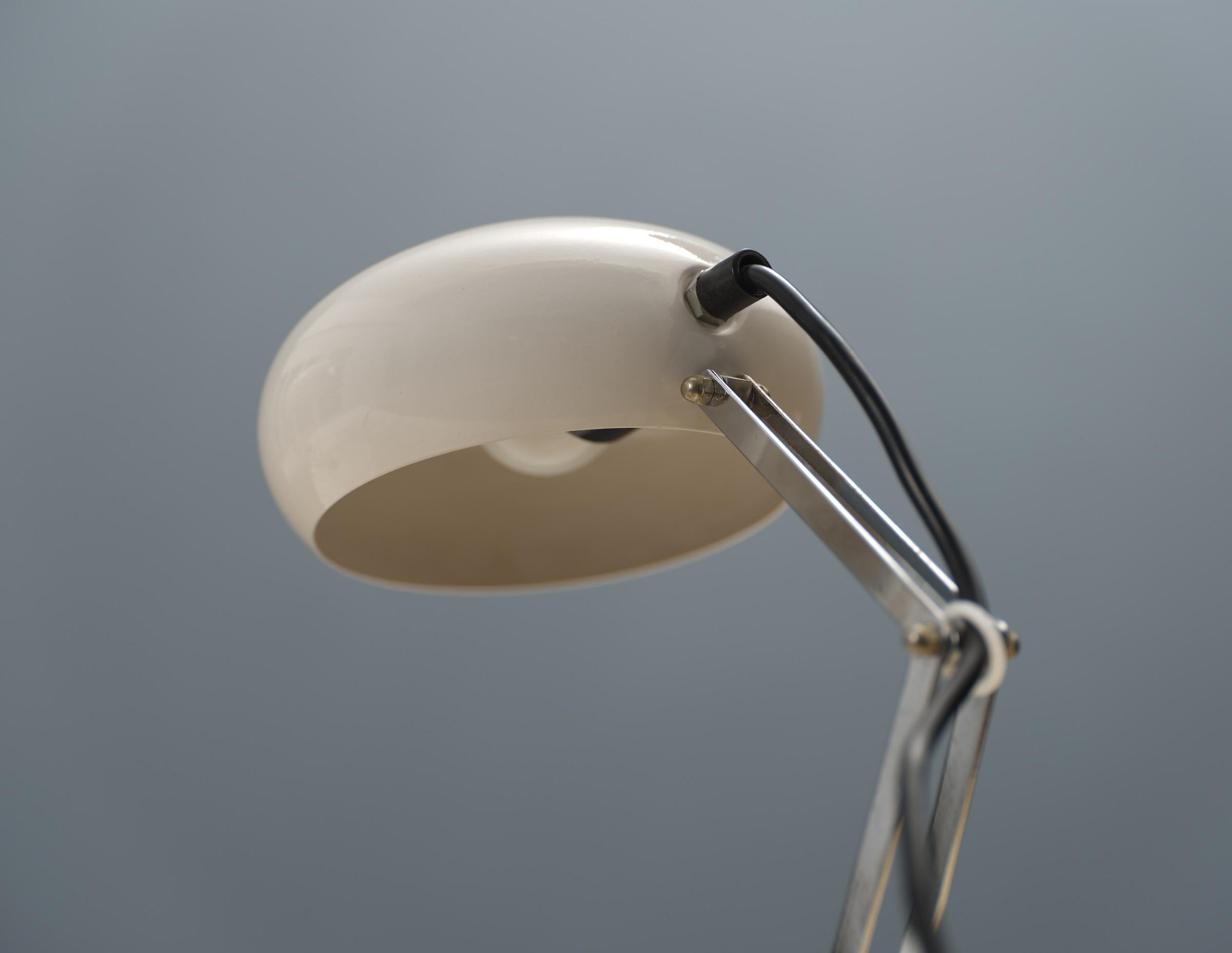 Fine XX secolo Coppia di lampade da tavolo vintage italiane, anni '70, cromo e acciaio laccato bianco in vendita