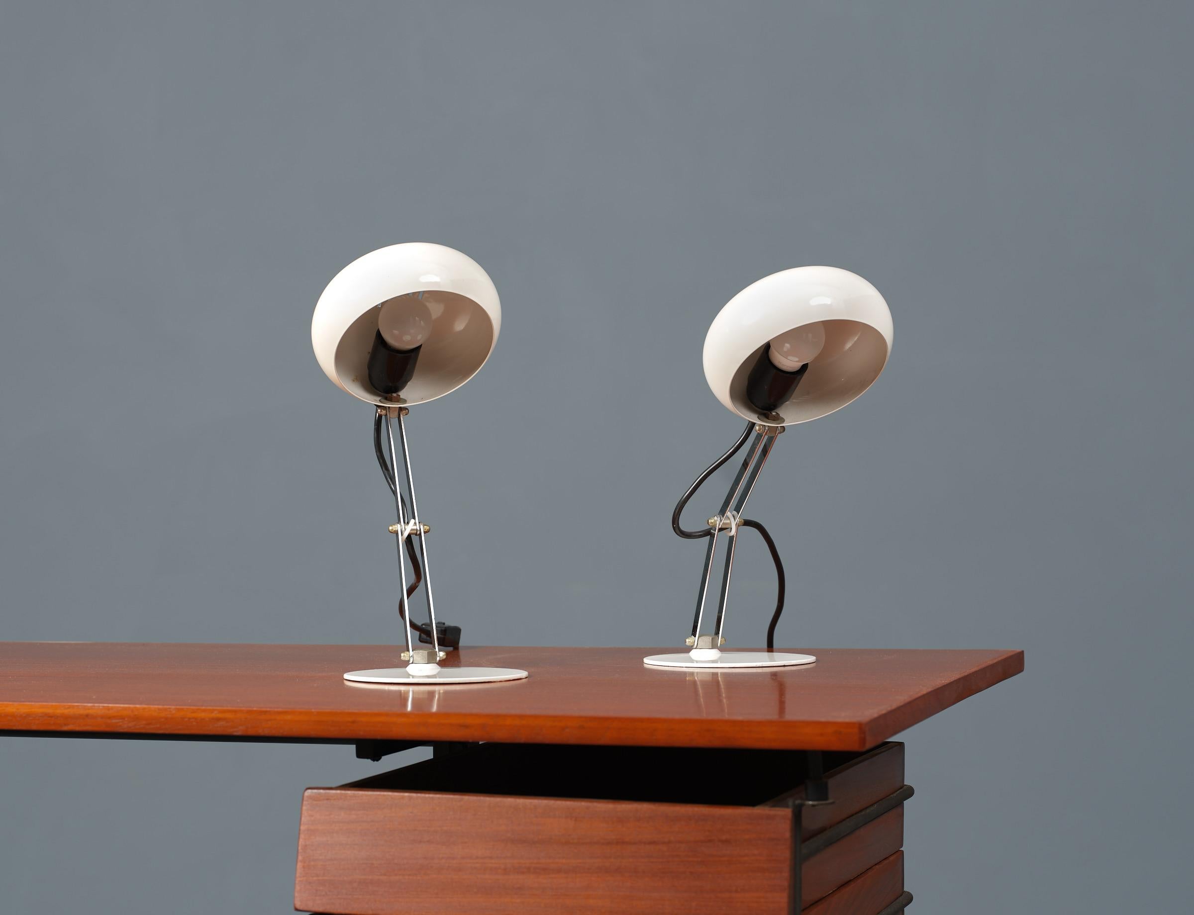 Metallo Coppia di lampade da tavolo vintage italiane, anni '70, cromo e acciaio laccato bianco in vendita