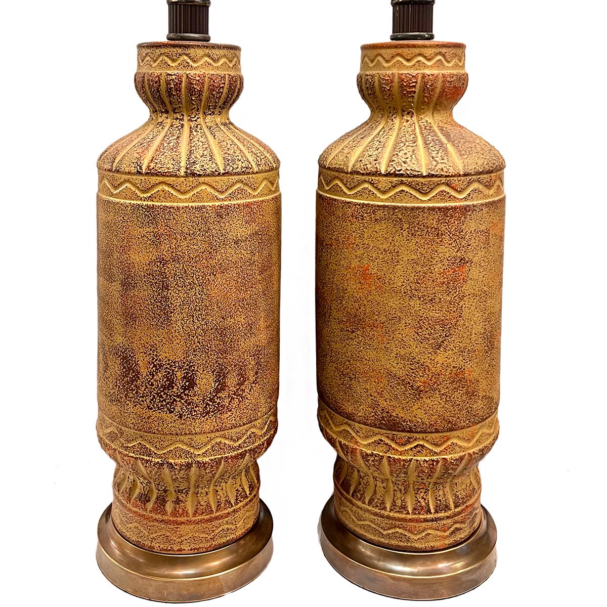Paire de lampes de table en céramique italienne des années 1960

Mesures :
Hauteur du corps : 21.75
Hauteur du reste de l'abat-jour : 30.75