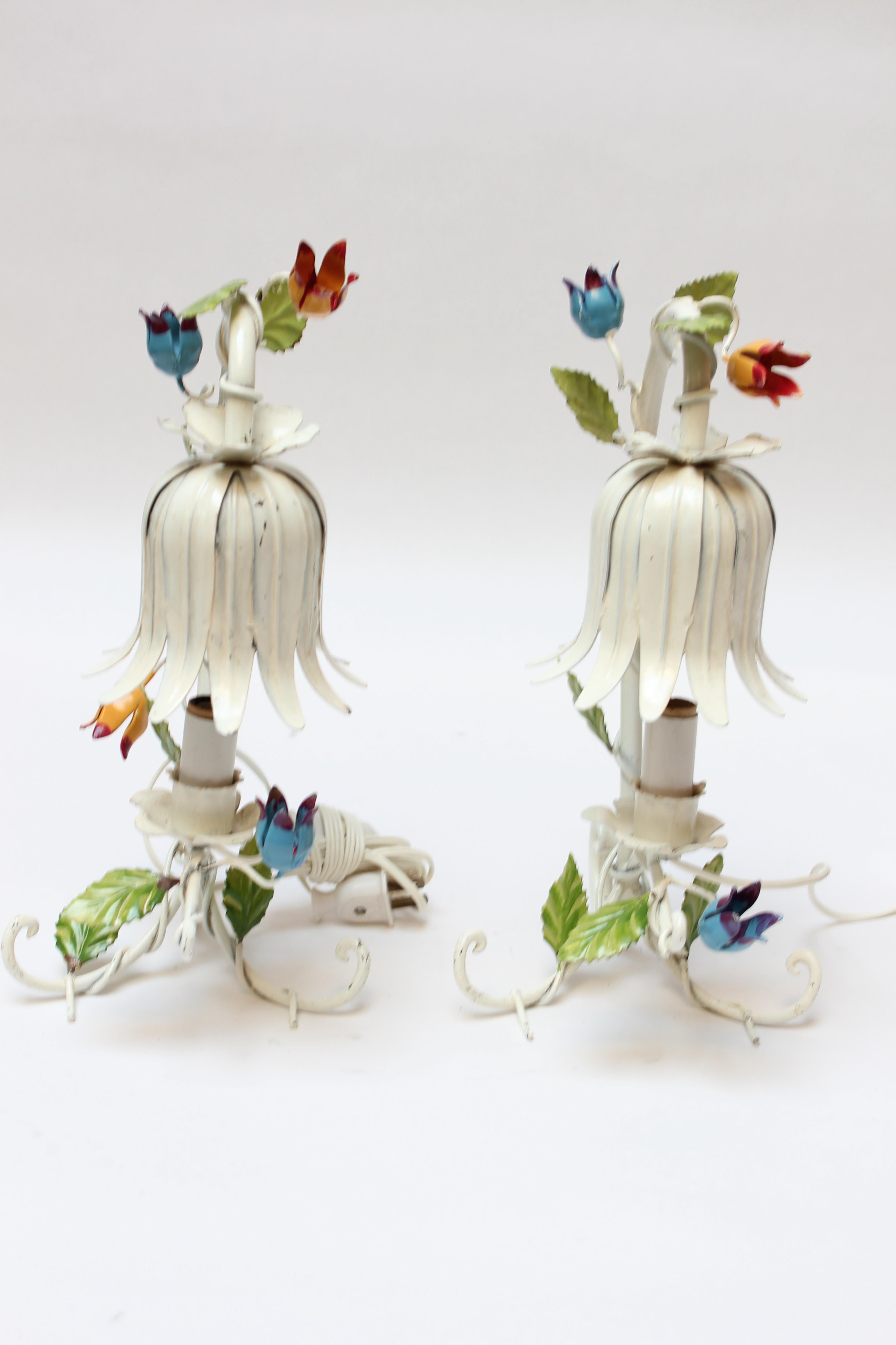 Hollywood Regency Paire de lampes de table italiennes vintage en tôle à fleurs en vente