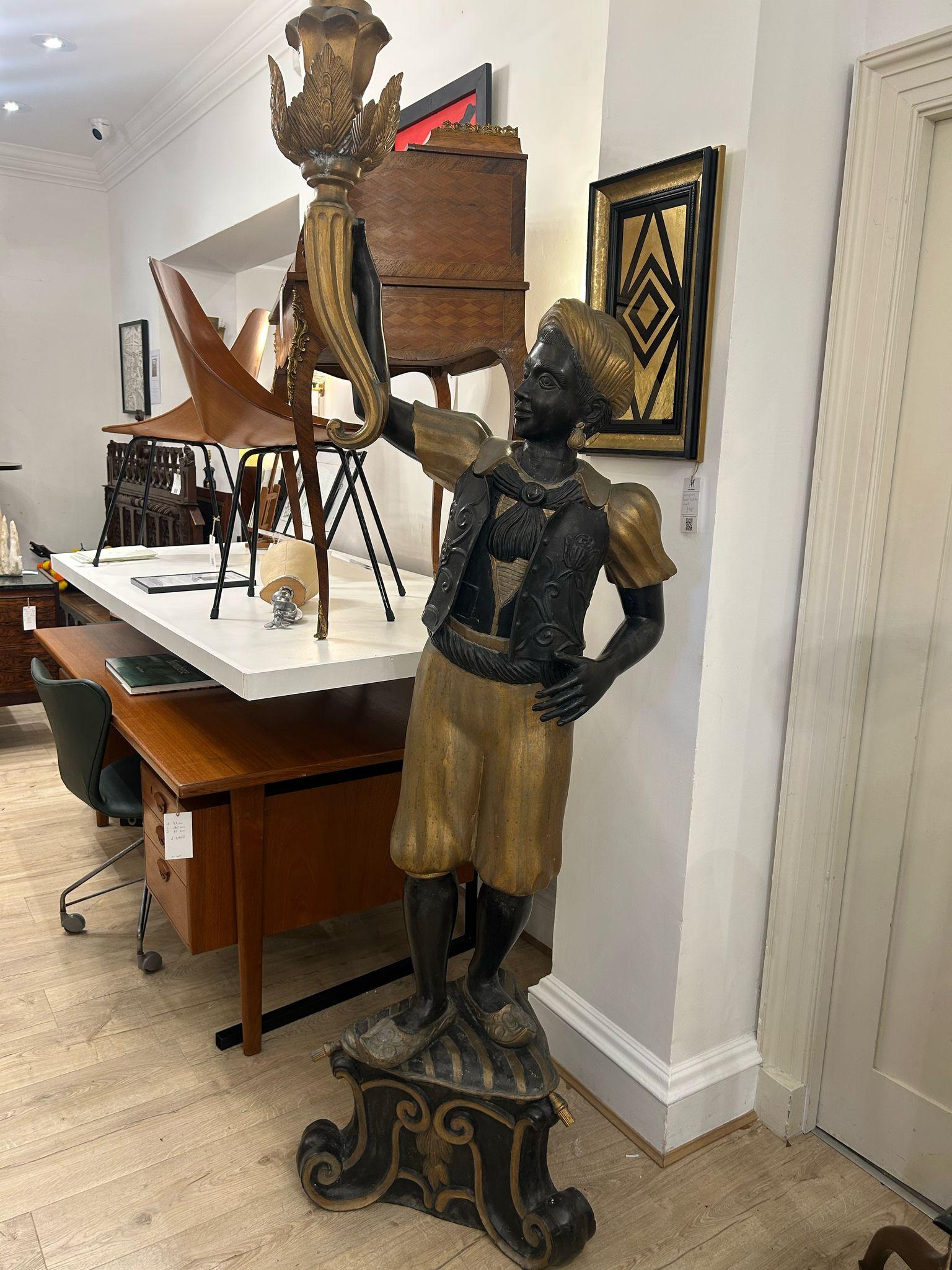 Un'eccezionale coppia di torciere italiane vintage, fuse in bronzo massiccio nella graziosa forma di un popolo classico. 

Progettate come un set coordinato di destra e sinistra, le due figure si specchiano meravigliosamente l'una nell'altra,