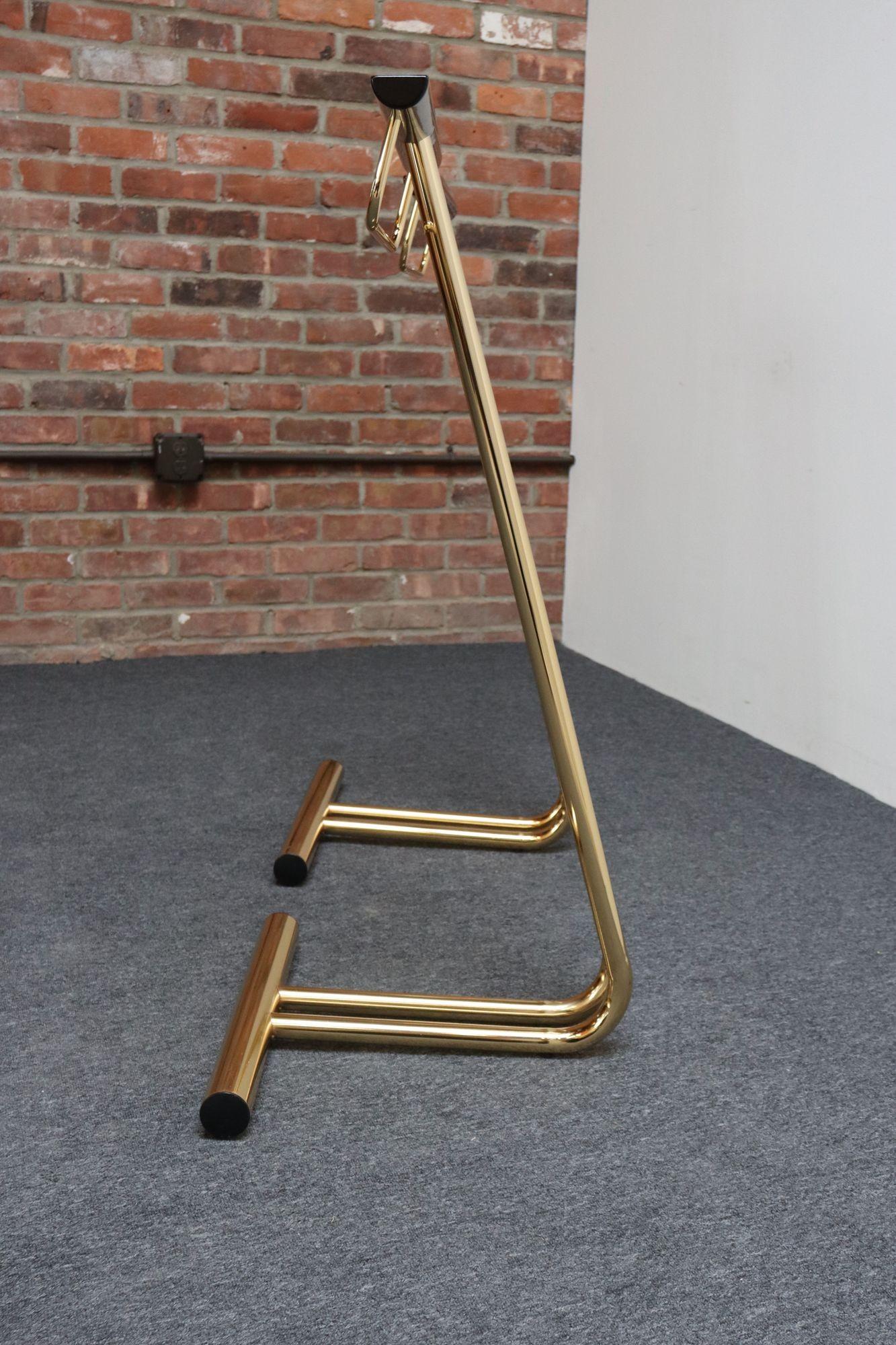 Pair of Vintage Italian Valets / Dress Boys in Polished Brass and Lacquered Wood In Good Condition For Sale In Brooklyn, NY