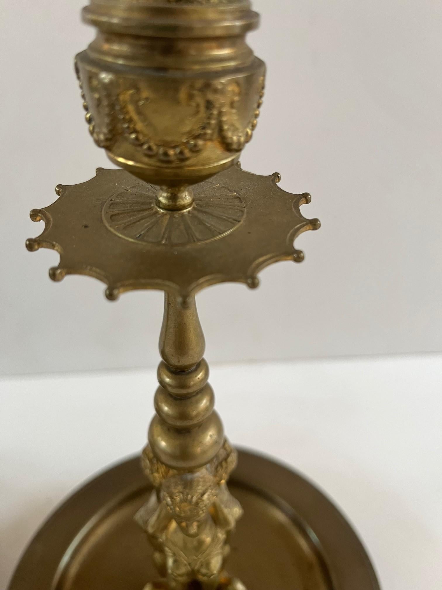 Bronzo Coppia di candelabri d'epoca in bronzo dorato finemente cesellato in vendita