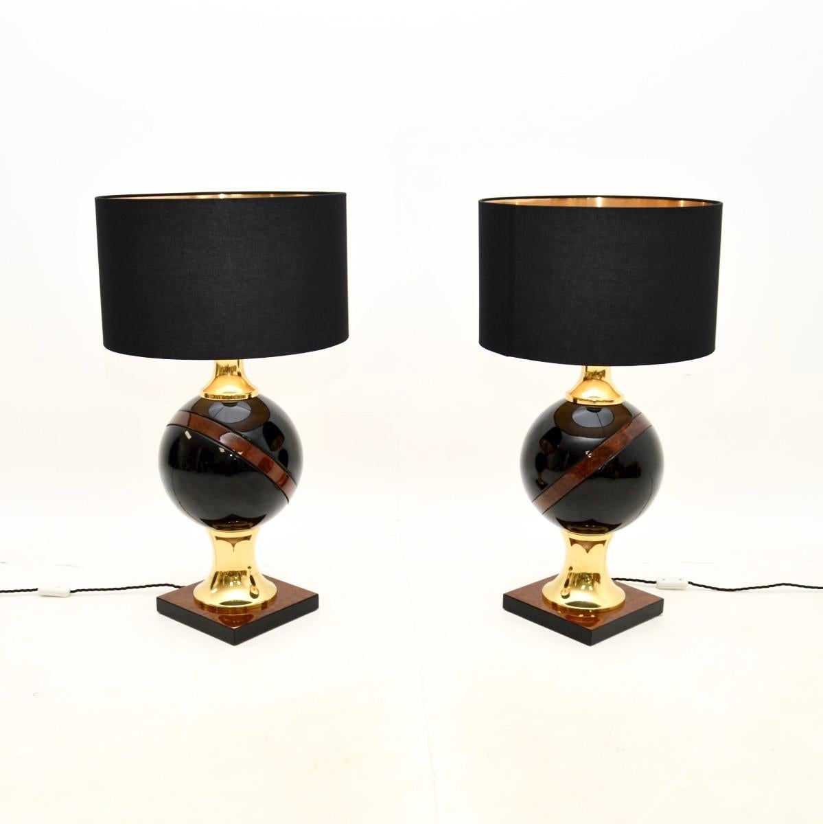 Mid-Century Modern Paire de lampes de table vintage italiennes en noyer et laiton en vente