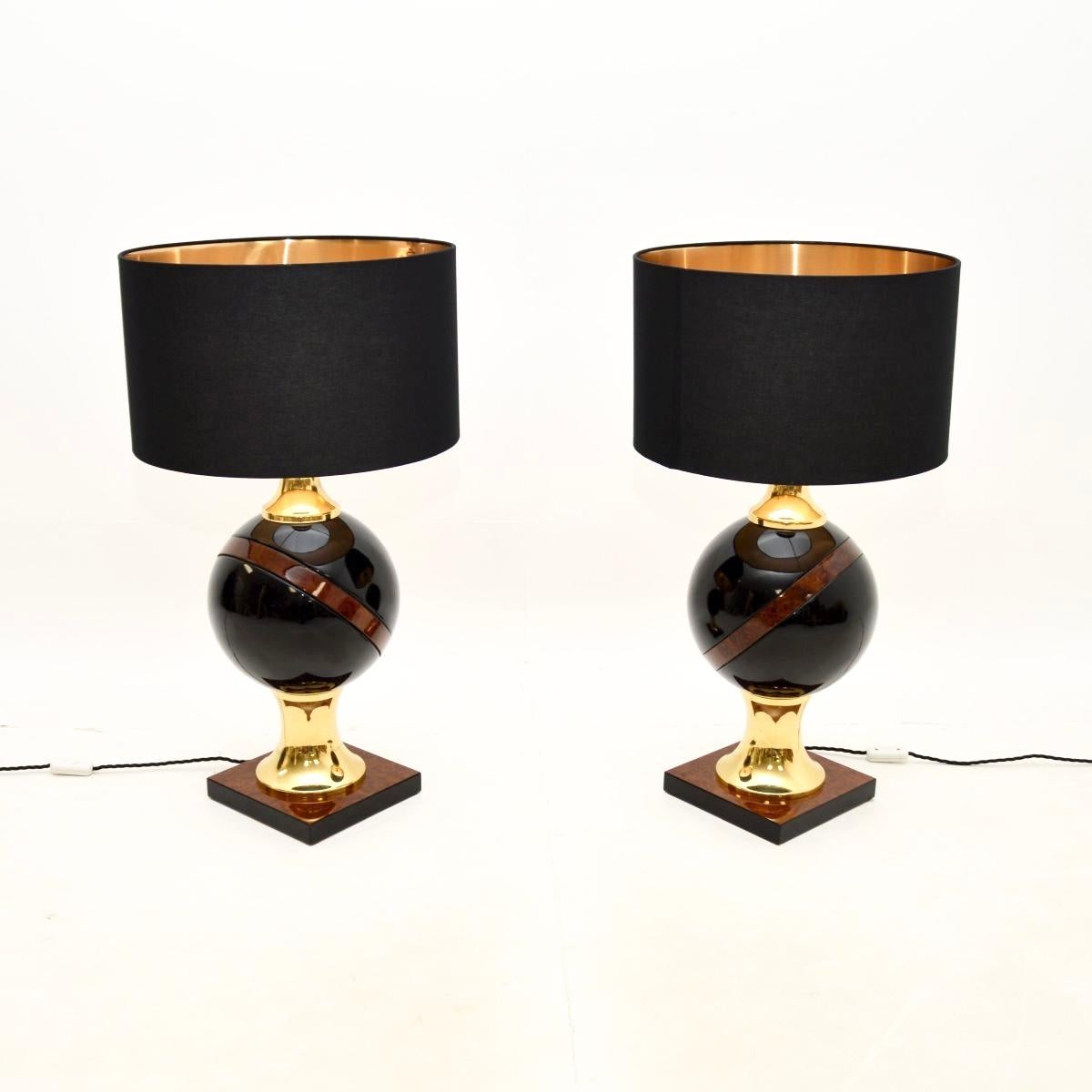 Paire de lampes de table vintage italiennes en noyer et laiton Bon état - En vente à London, GB