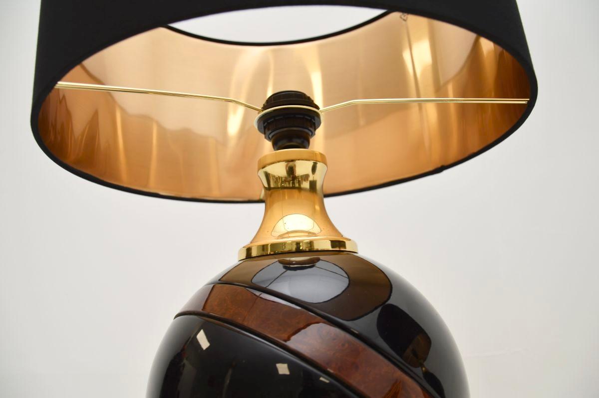 Laiton Paire de lampes de table vintage italiennes en noyer et laiton en vente