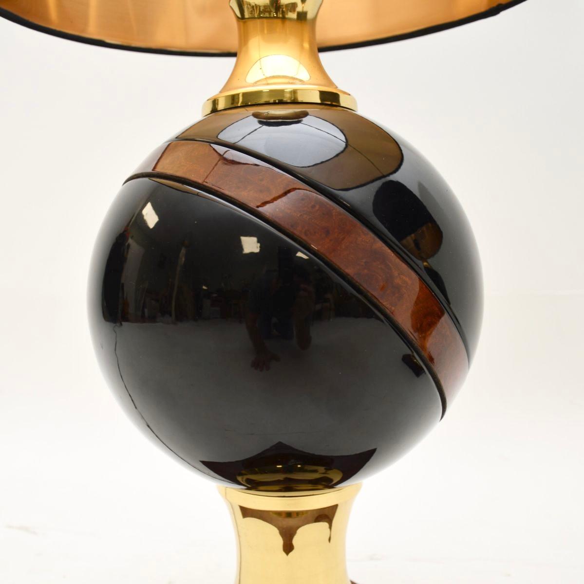 Paire de lampes de table vintage italiennes en noyer et laiton en vente 1