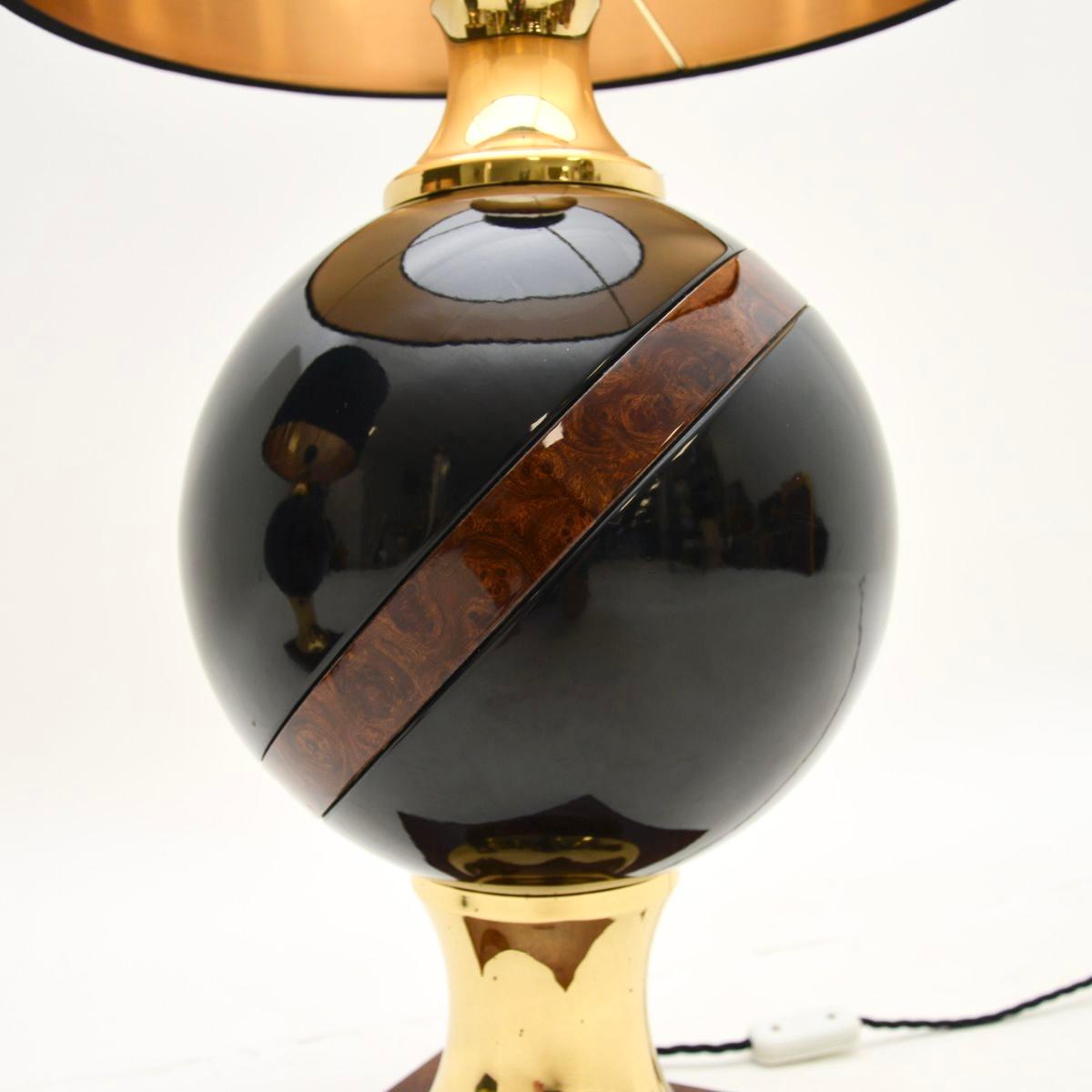 Paire de lampes de table vintage italiennes en noyer et laiton en vente 2