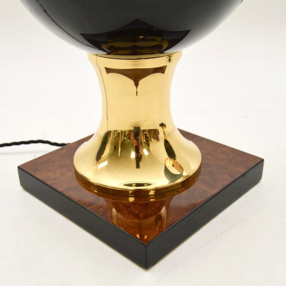 Paire de lampes de table vintage italiennes en noyer et laiton en vente 3