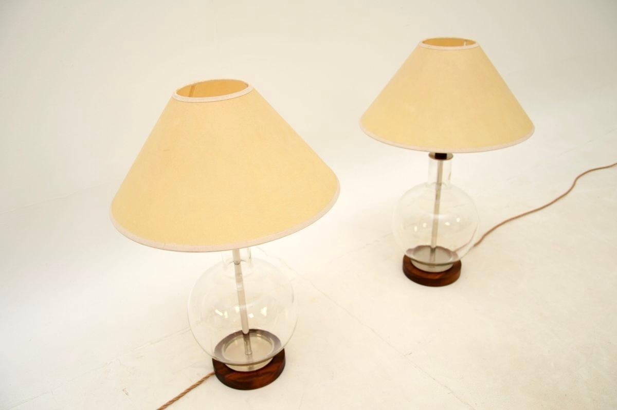 Mid-Century Modern Paire de lampes de table vintage italiennes en noyer et verre en vente