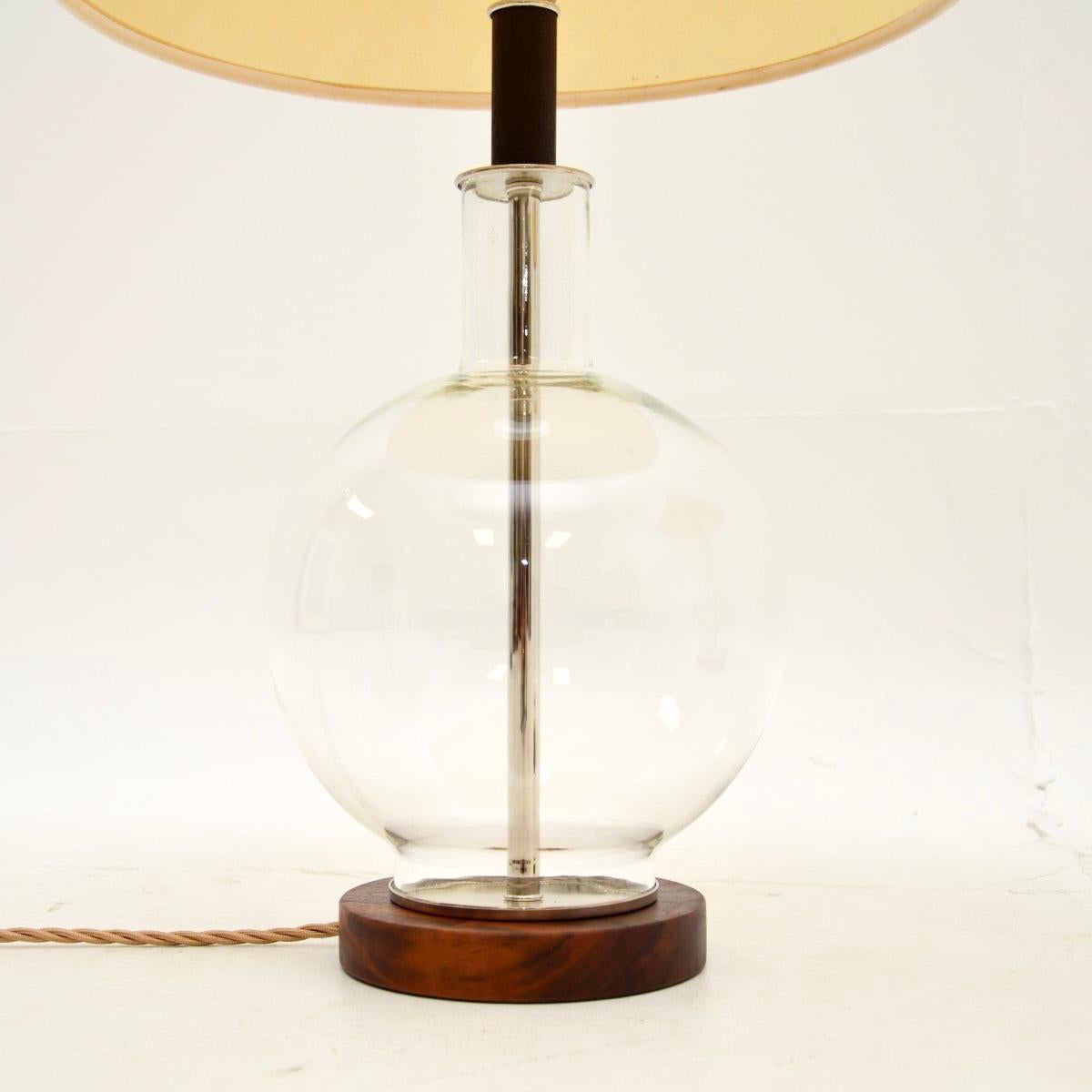 Fin du 20e siècle Paire de lampes de table vintage italiennes en noyer et verre en vente