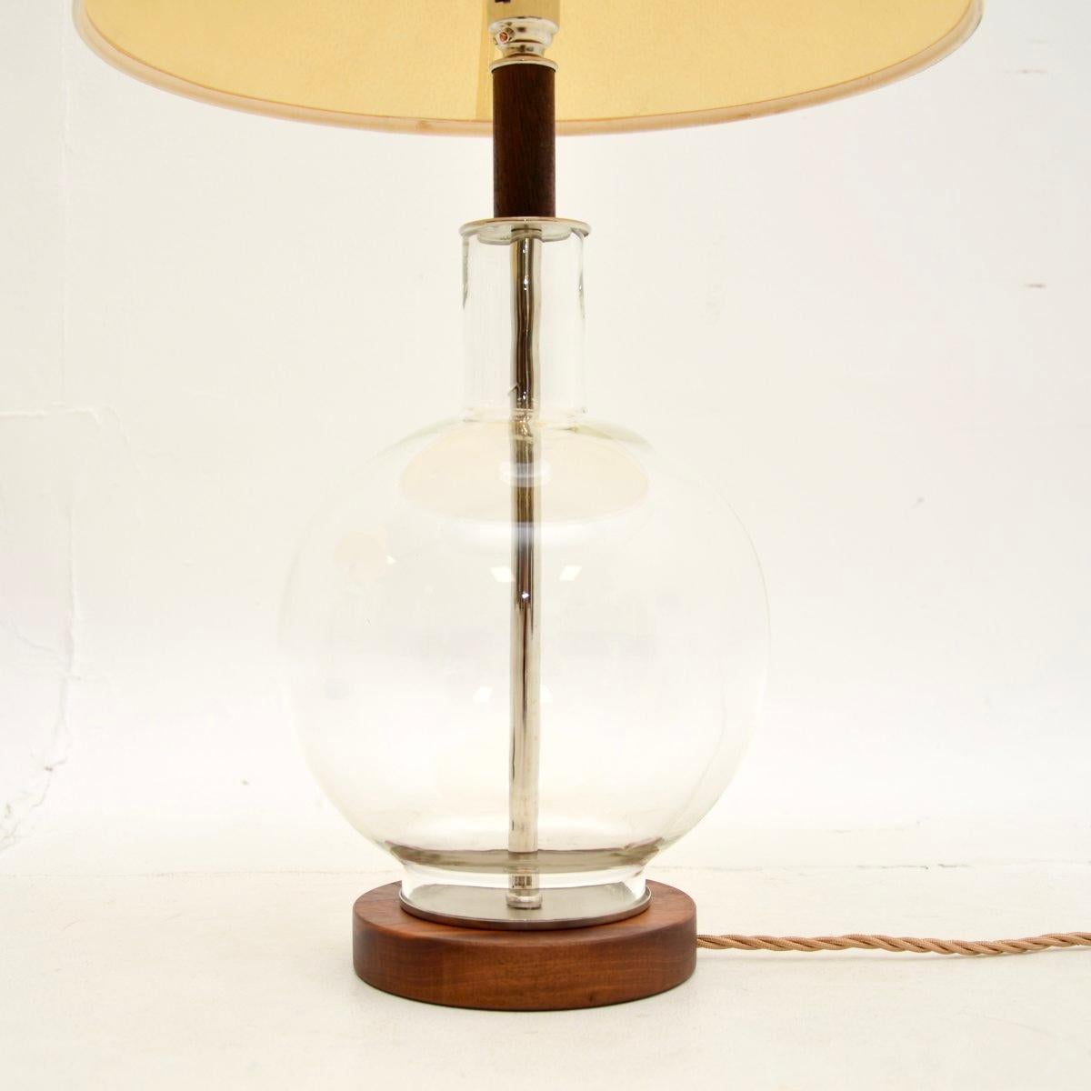 Verre Paire de lampes de table vintage italiennes en noyer et verre en vente