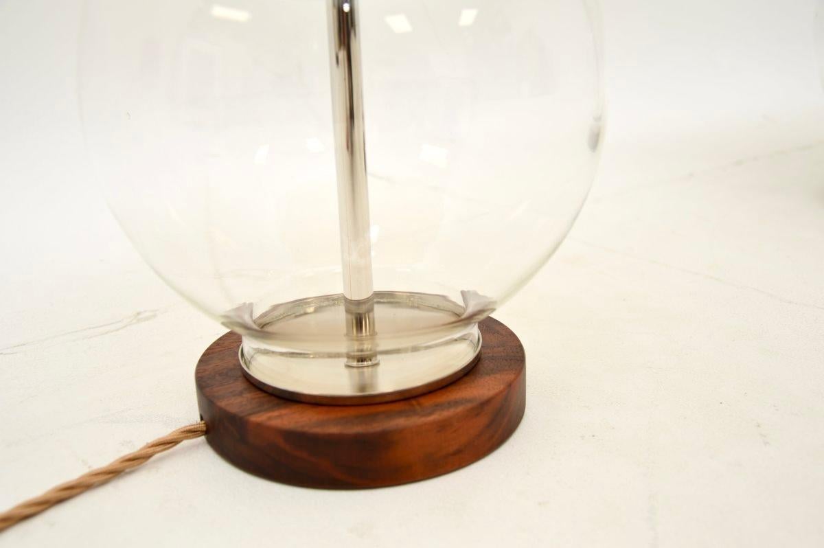 Paire de lampes de table vintage italiennes en noyer et verre en vente 1
