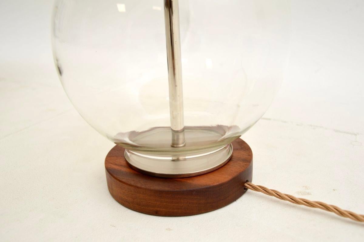 Paire de lampes de table vintage italiennes en noyer et verre en vente 2