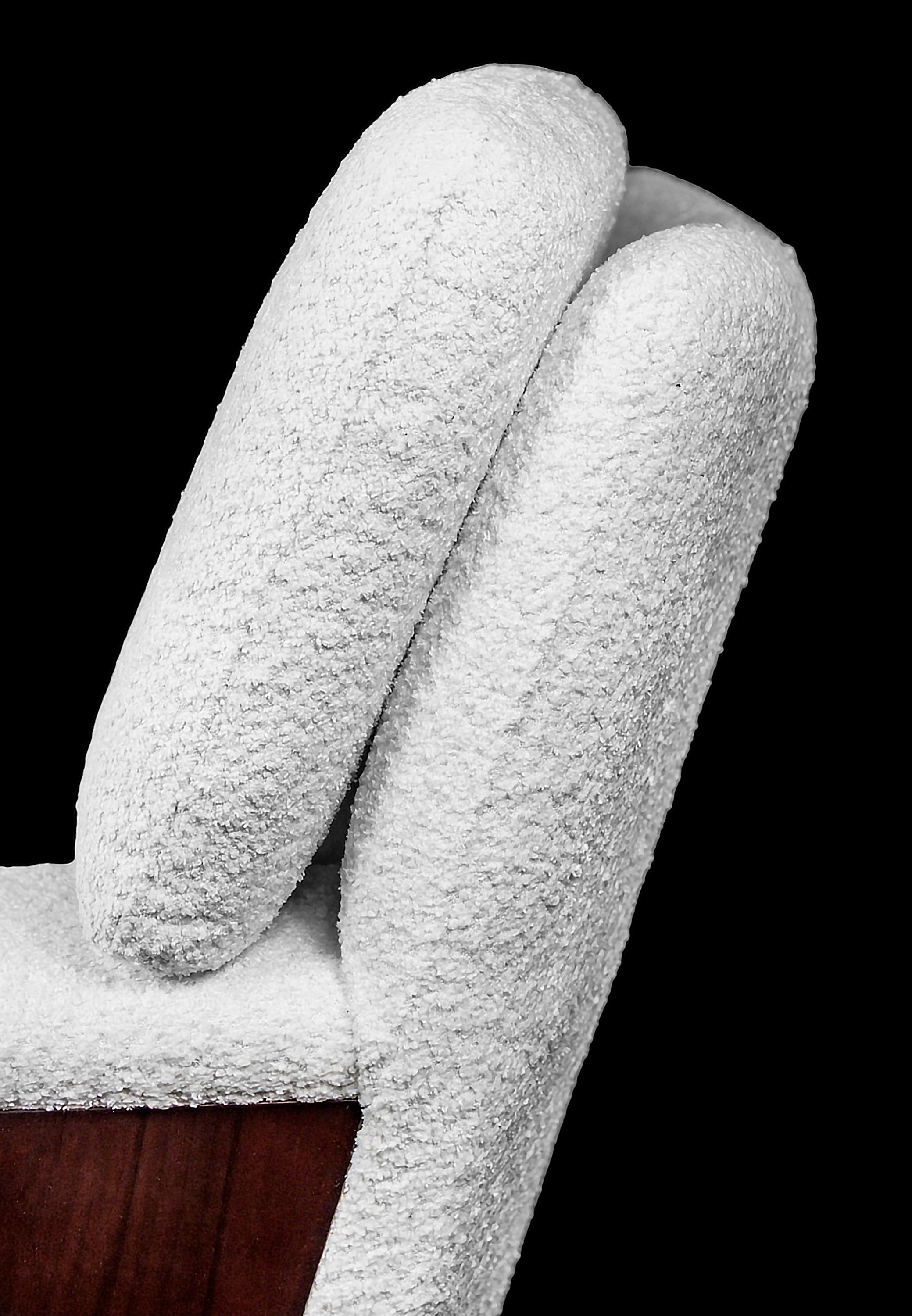 Textile Paire de fauteuils pivotants italiens vintage en tissu bouclé blanc et décoration en bois en vente