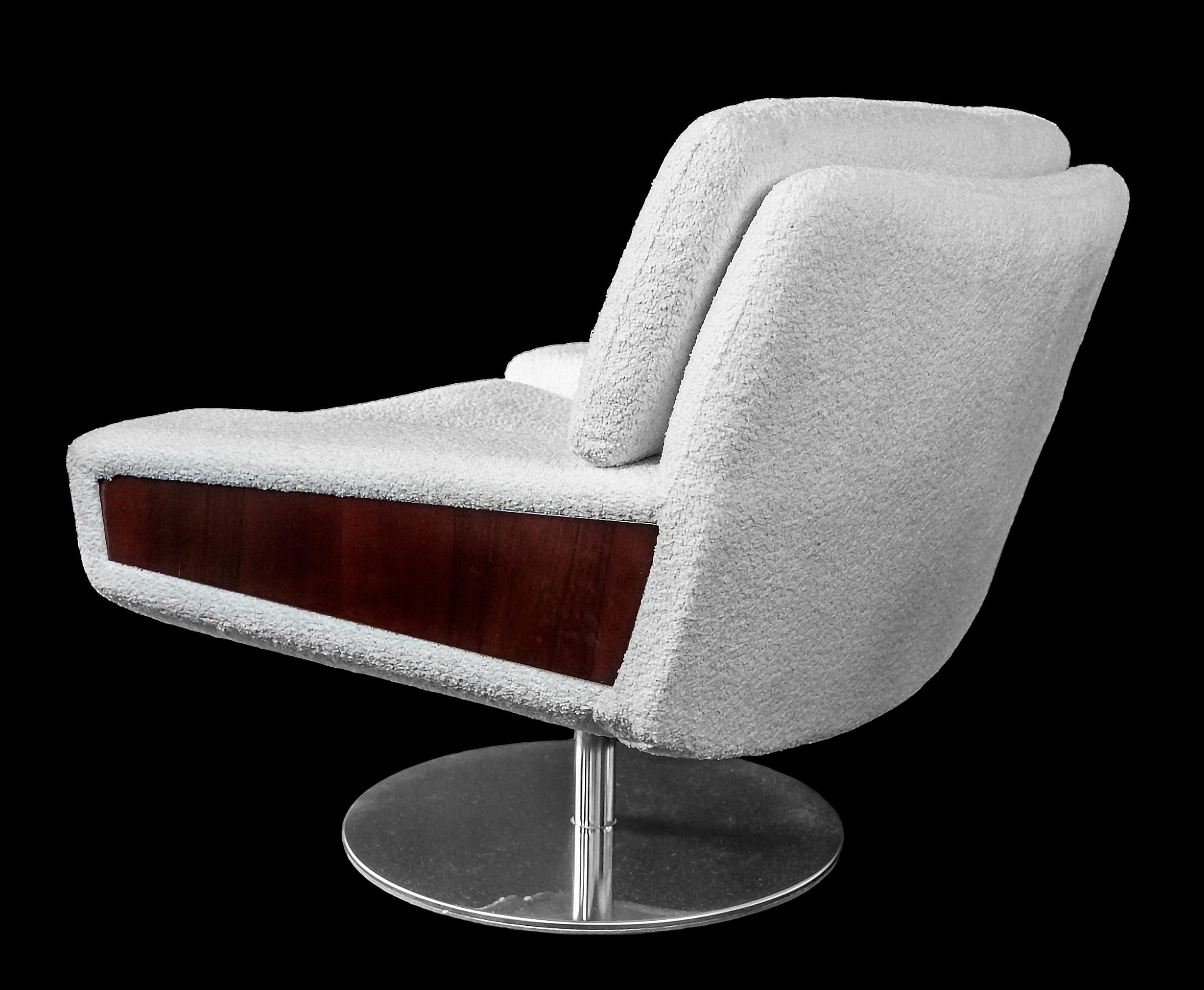 Zwei drehbare italienische Sessel aus weißem Boucle-Textil und Holz mit Deko-Dekor im Angebot 1