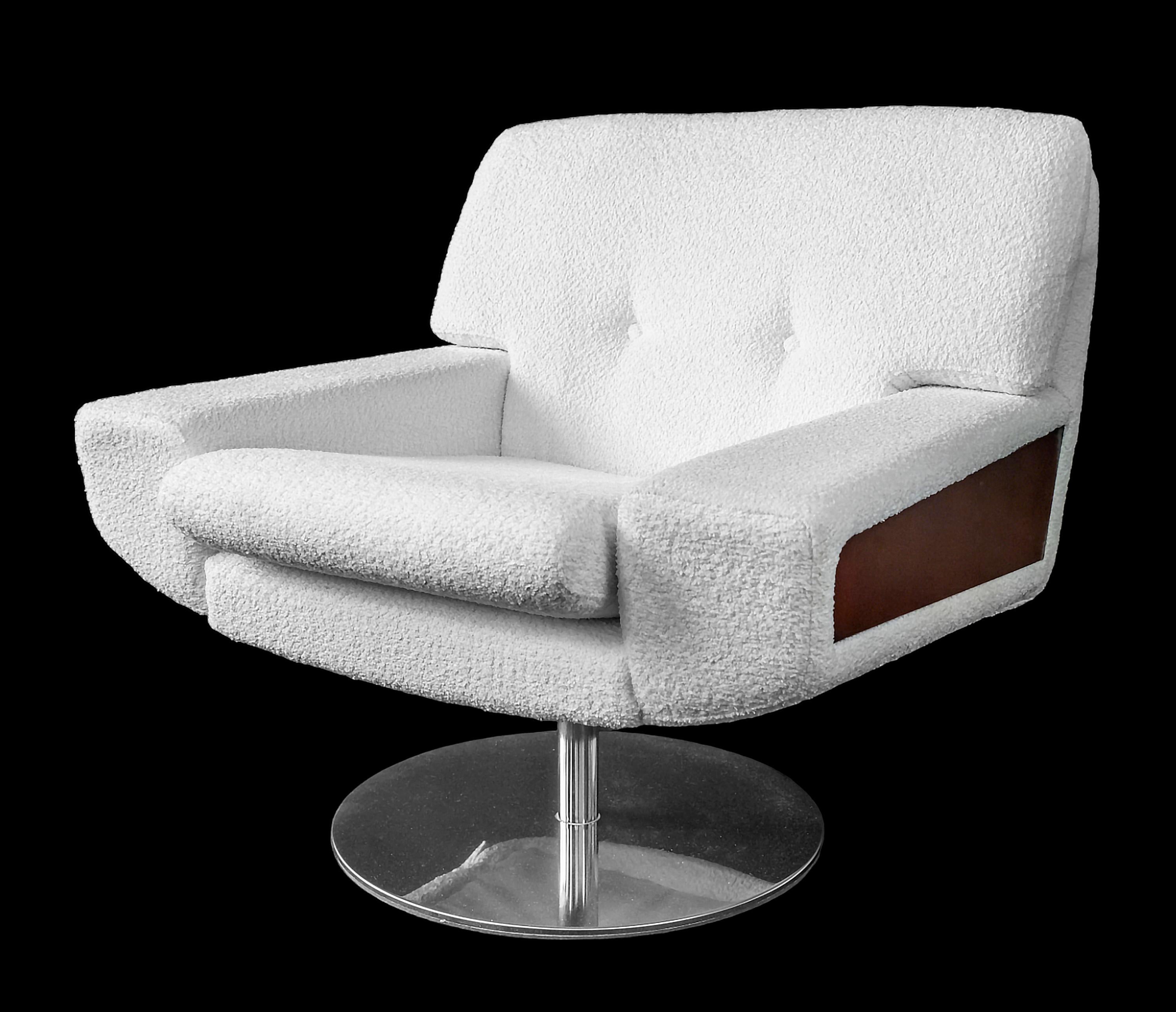Zwei drehbare italienische Sessel aus weißem Boucle-Textil und Holz mit Deko-Dekor im Angebot 2