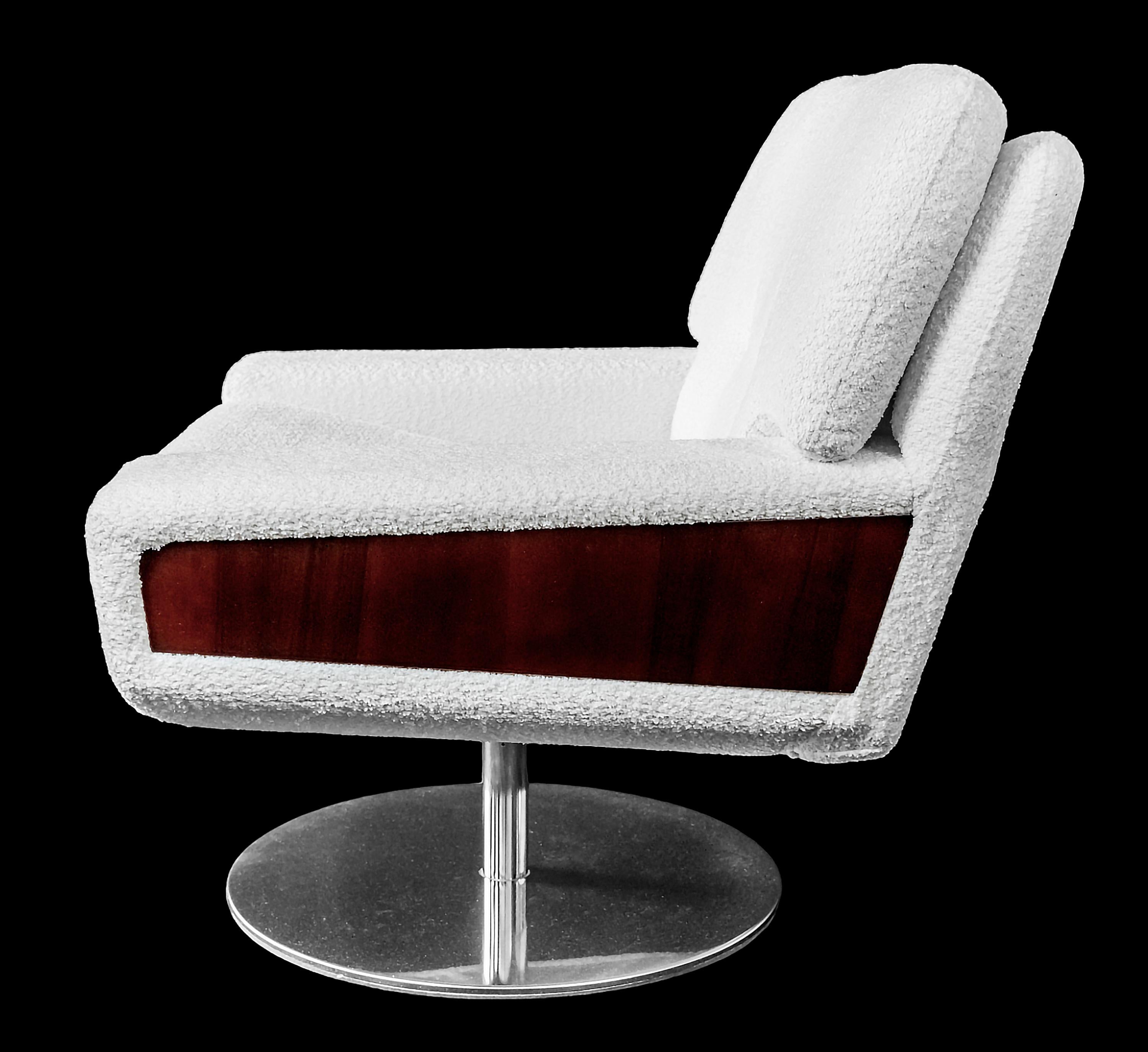 Zwei drehbare italienische Sessel aus weißem Boucle-Textil und Holz mit Deko-Dekor im Angebot 3