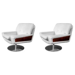 Zwei drehbare italienische Sessel aus weißem Boucle-Textil und Holz mit Deko-Dekor