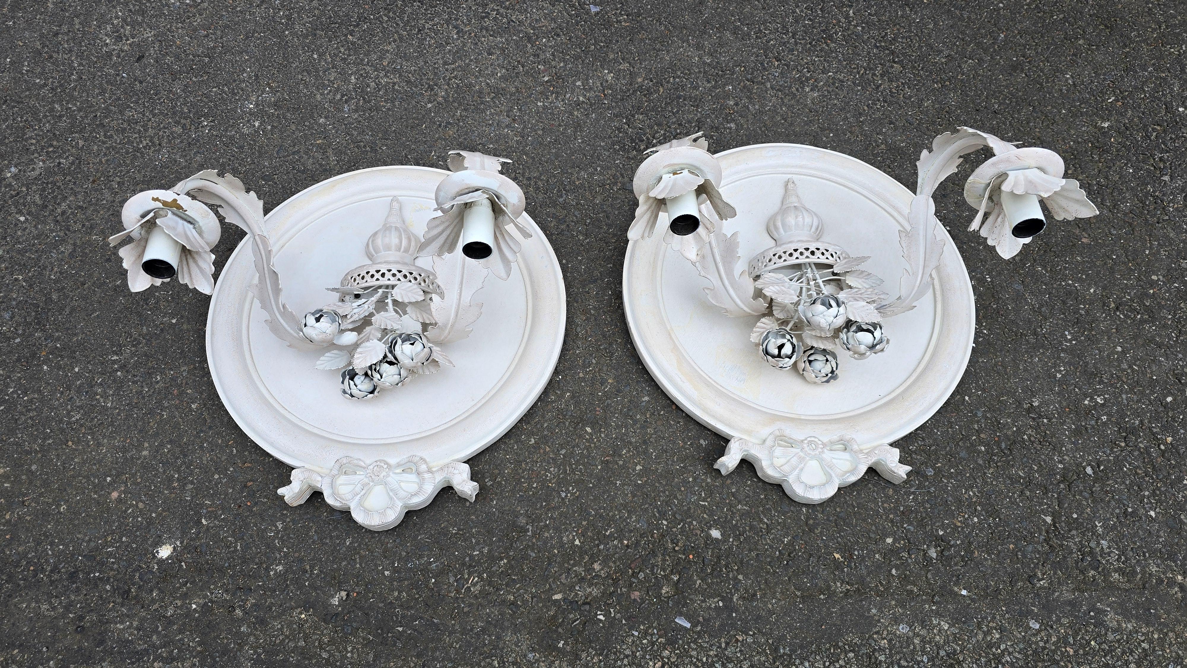 Metallo Coppia di candele da parete italiane vintage in metallo verniciato bianco in vendita