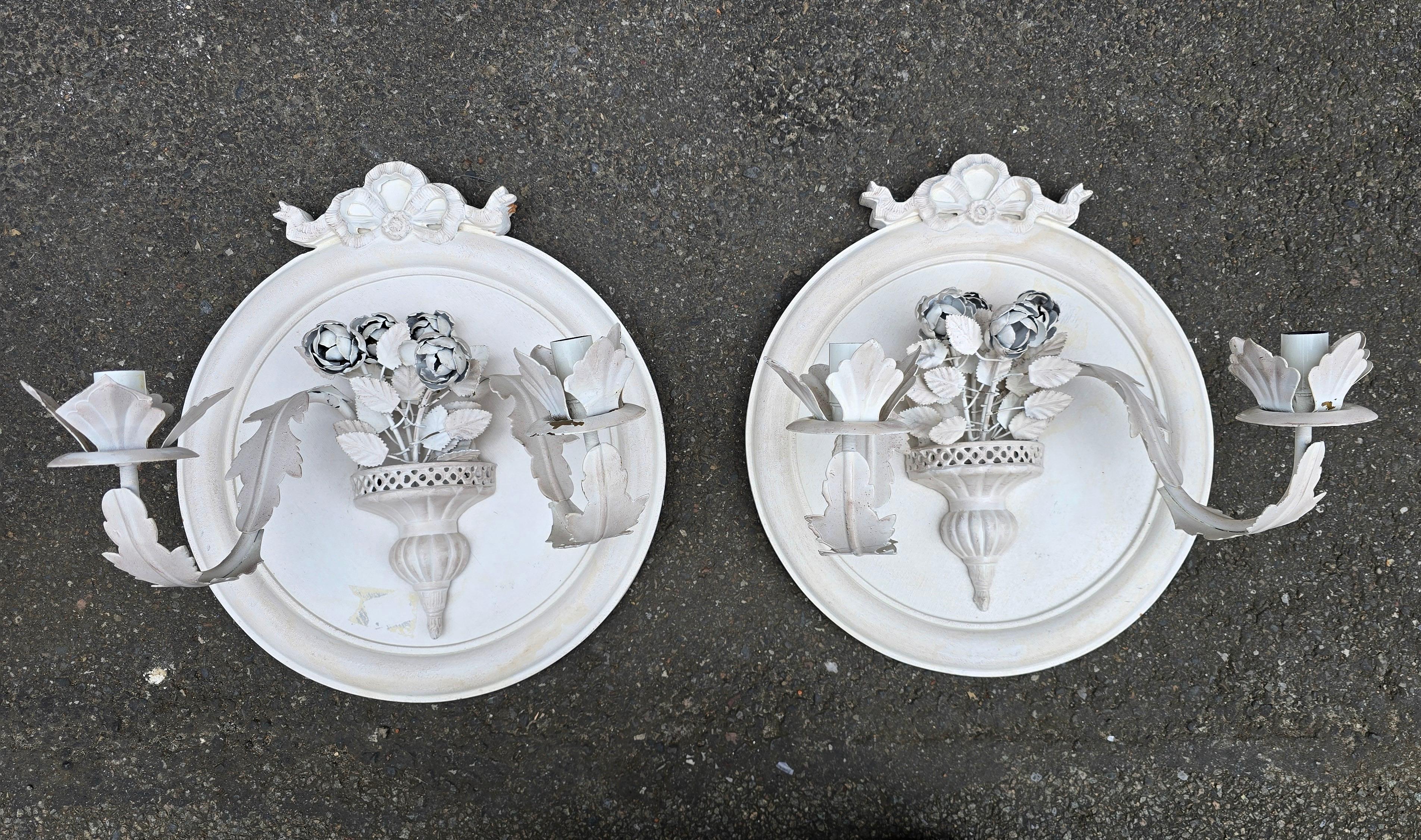 Coppia di candele da parete italiane vintage in metallo verniciato bianco In condizioni buone in vendita a Antwerp, BE