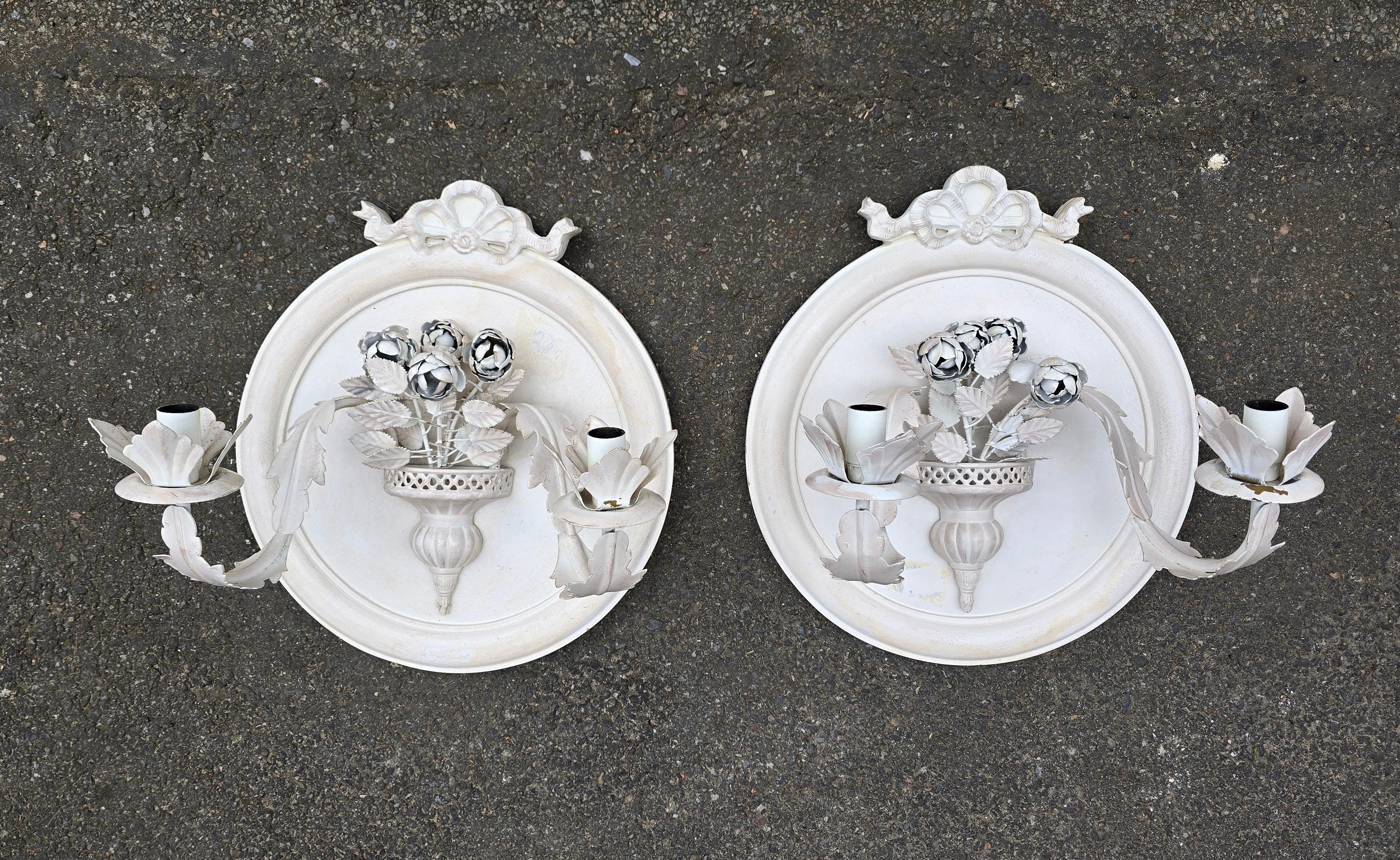 XX secolo Coppia di candele da parete italiane vintage in metallo verniciato bianco in vendita