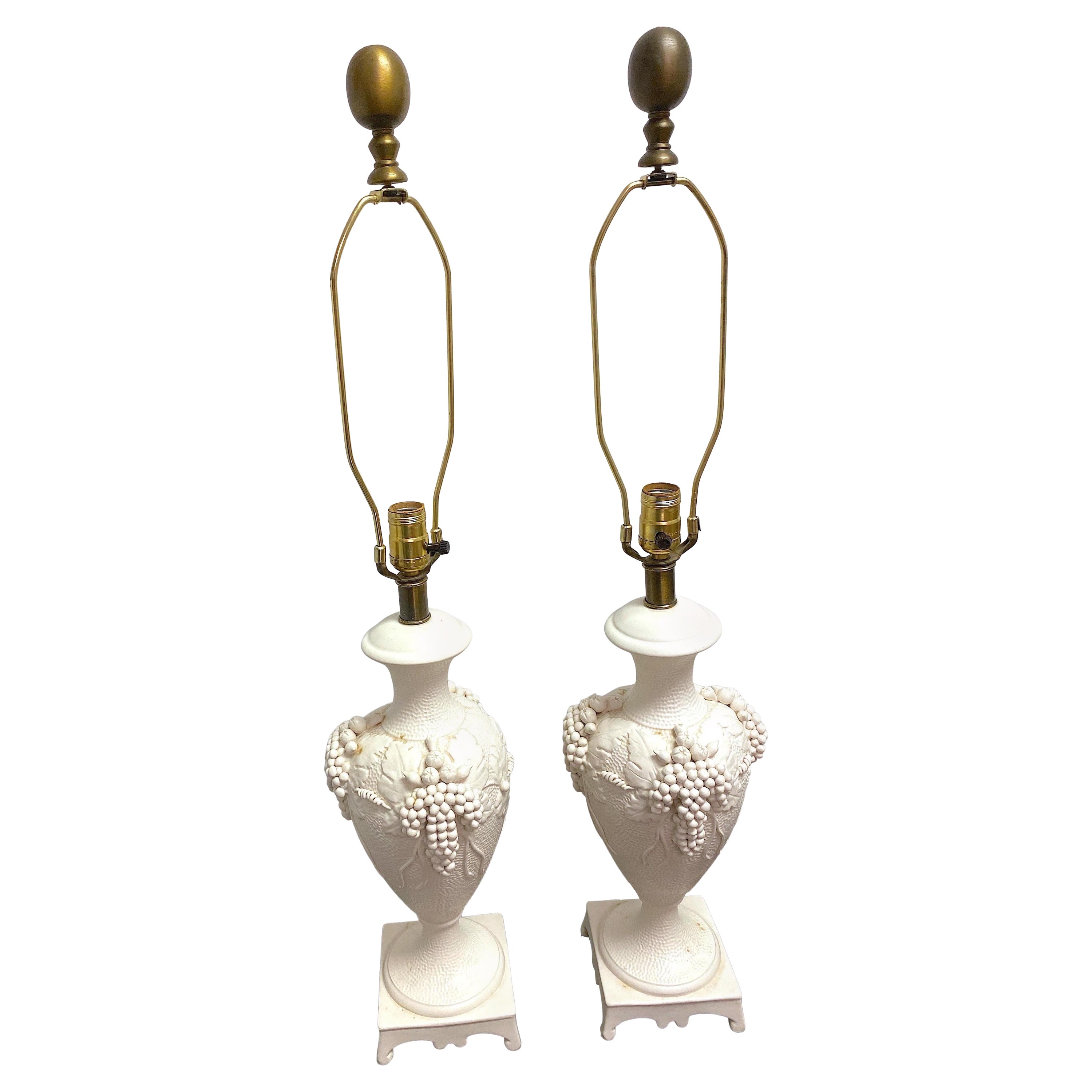 Paire de lampes italiennes vintage blanches à motif raisins et vignes en relief signées en vente