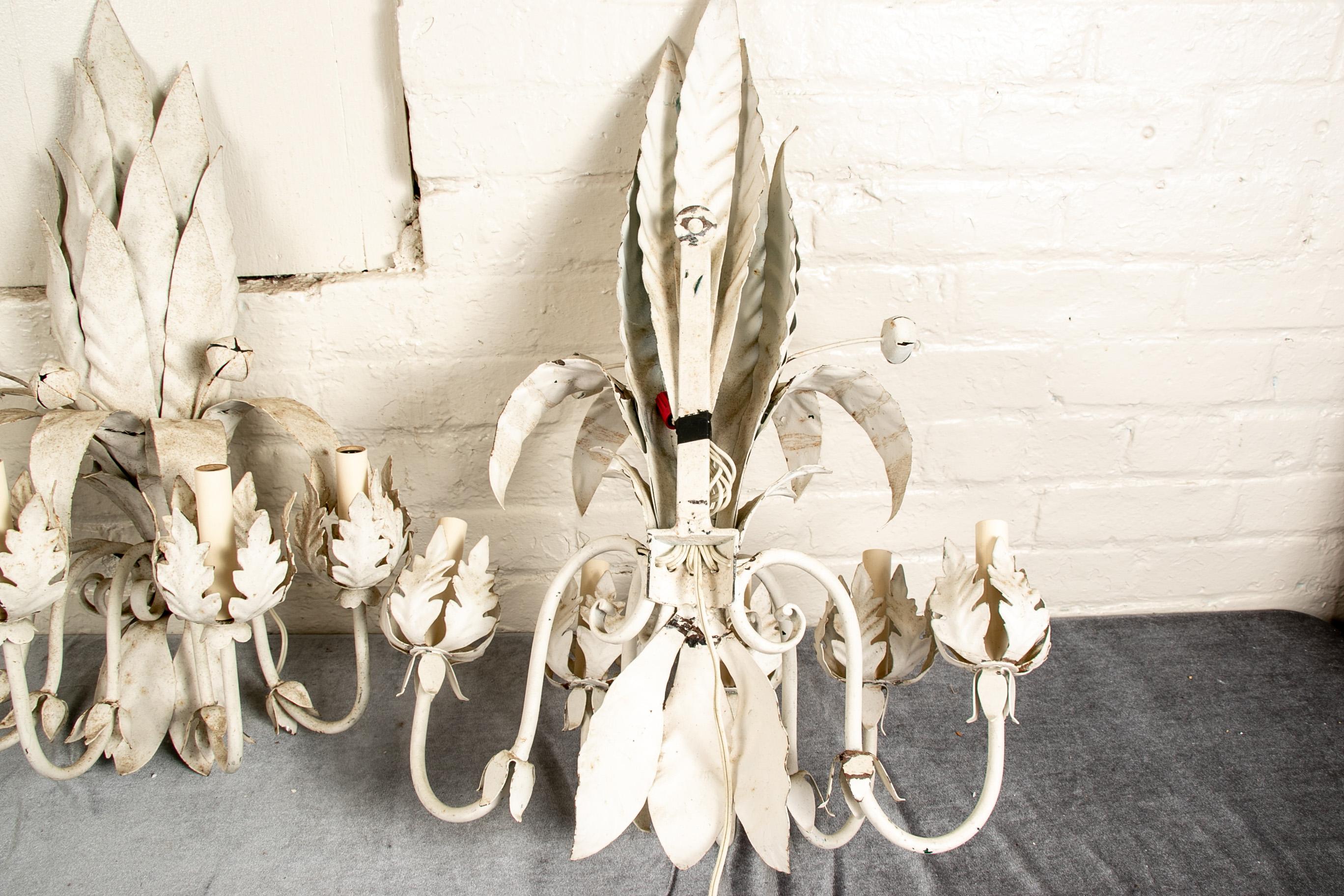 Pair of Vintage Italianate White Painted Metal Electric Candle Sconces (20. Jahrhundert)