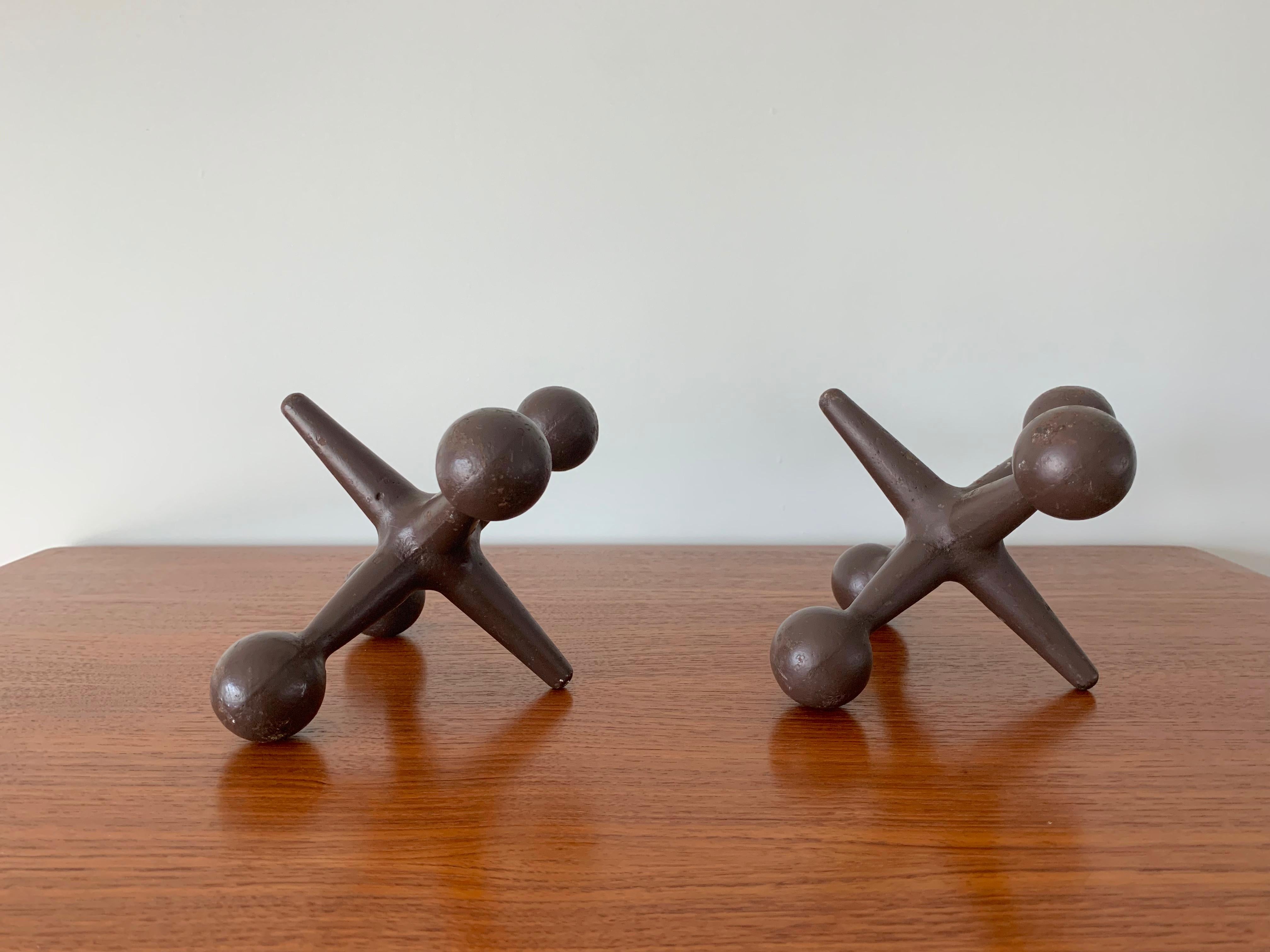 Pair of Jax or Jacks bookends in steel.
Attributed to Bill Curry.
1960s-1970s.
Can also be used as doorstops, paperweights or just as decorative objects.