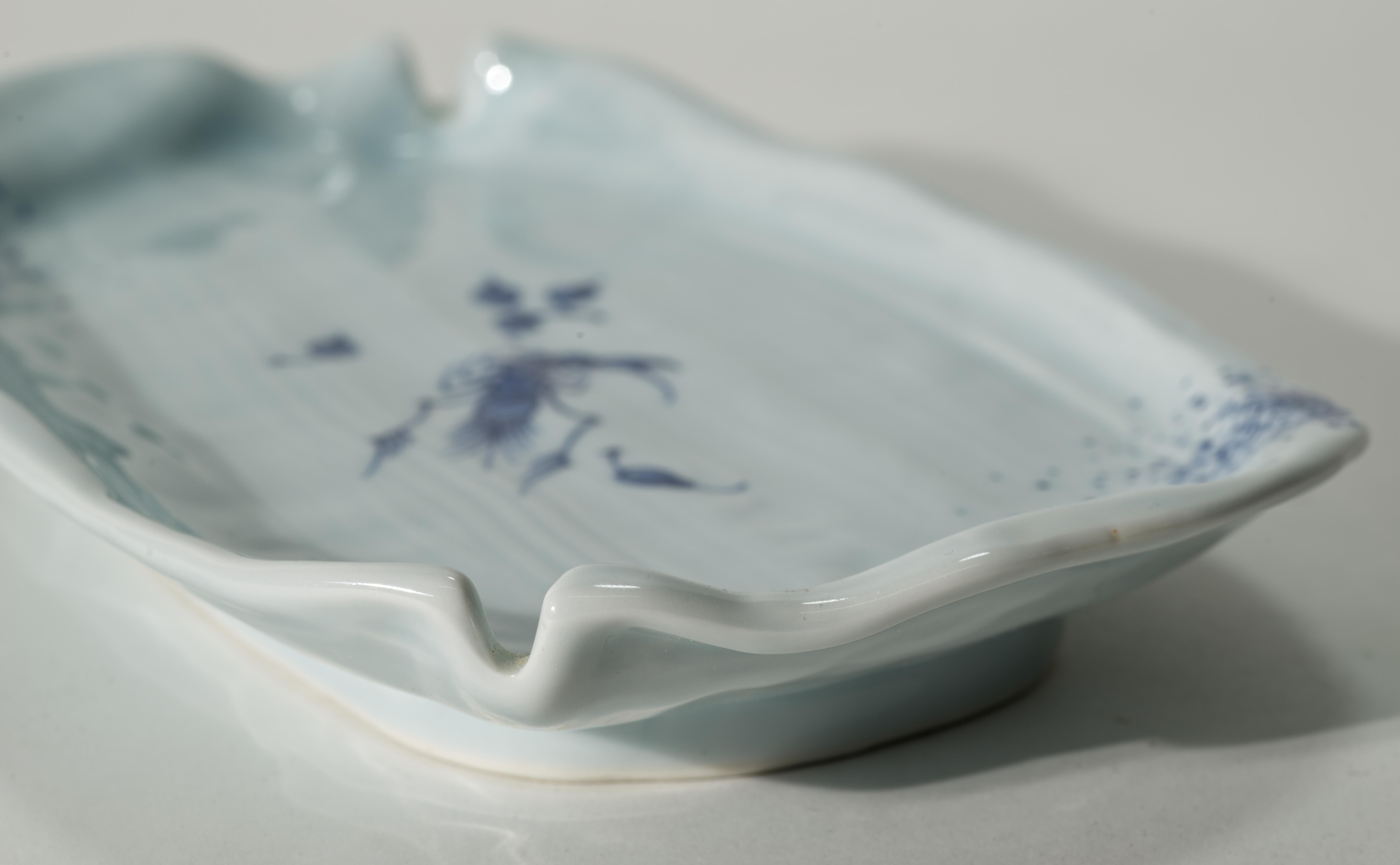 Paar japanische Arita Imari-Serviertabletts und -teller im Vintage-Stil in Blau und Weiß (Glasiert) im Angebot