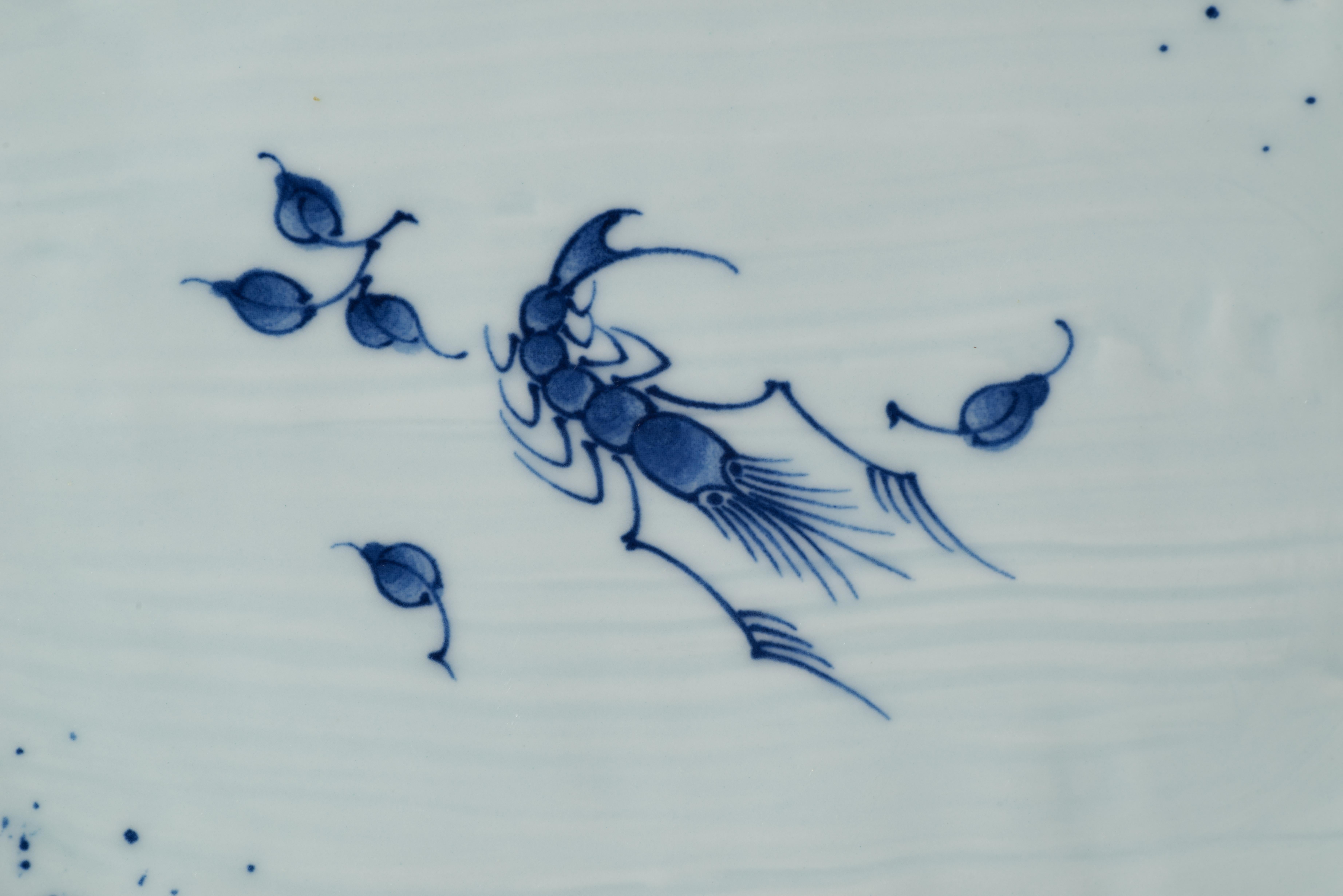 Paar japanische Arita Imari-Serviertabletts und -teller im Vintage-Stil in Blau und Weiß (20. Jahrhundert) im Angebot