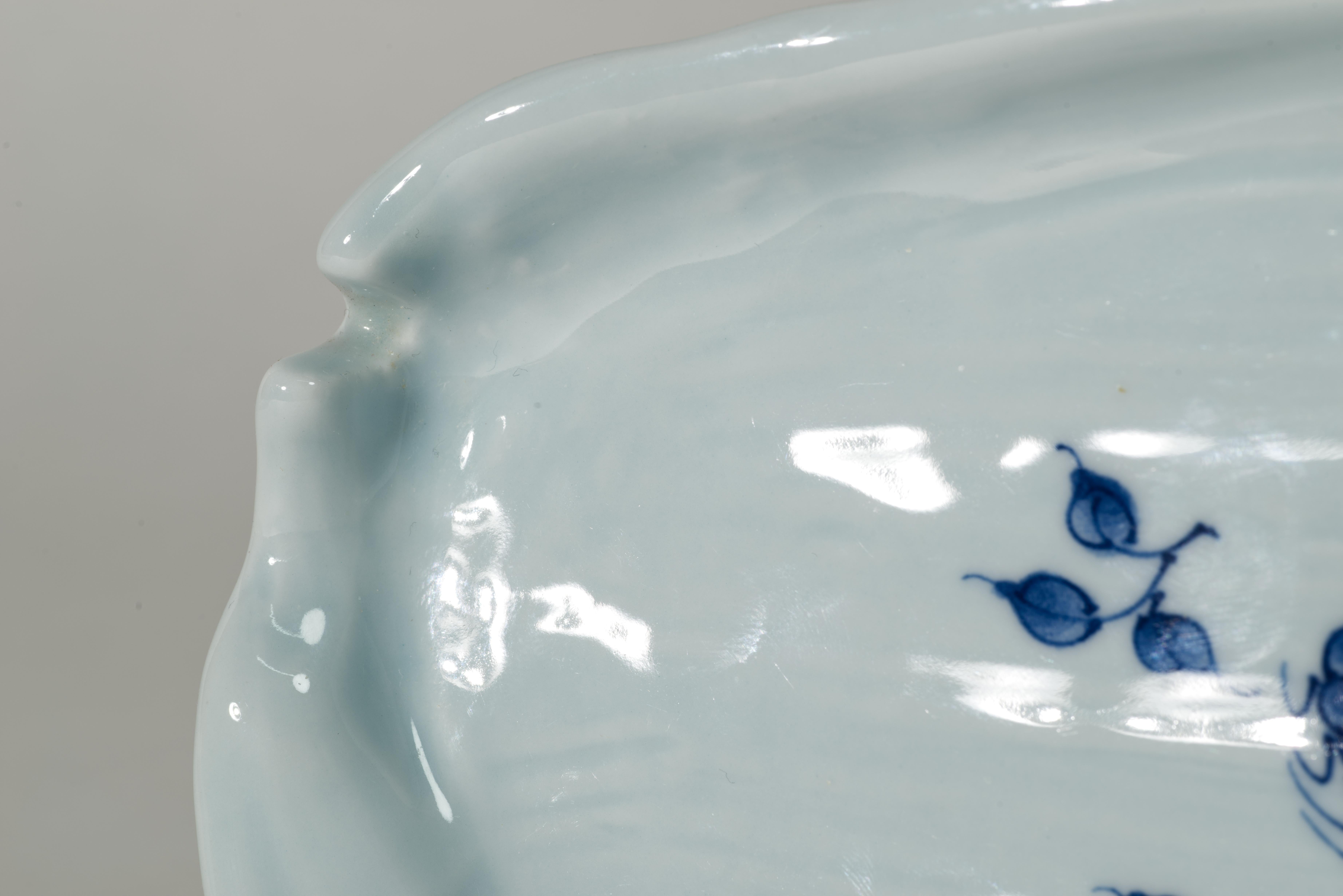 Paar japanische Arita Imari-Serviertabletts und -teller im Vintage-Stil in Blau und Weiß (Porzellan) im Angebot