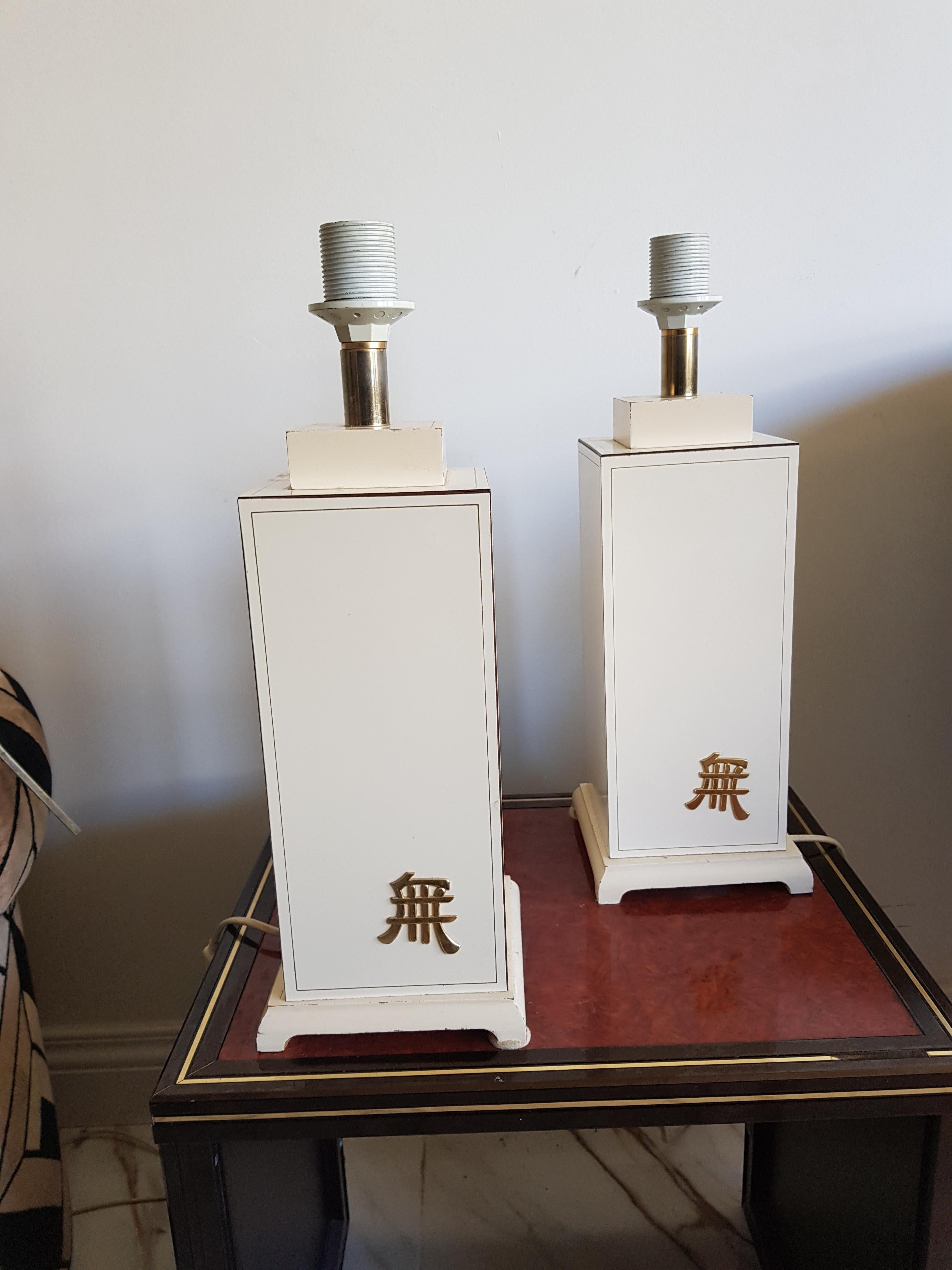 Vintage laquered wooden table lamp with gold lining and brass finish. A Japanese kanji sign on it, I looked it up on Google but so far without results. It’s probably something like brave, or luck anyway its positive!
Comes with free bulbs and free
