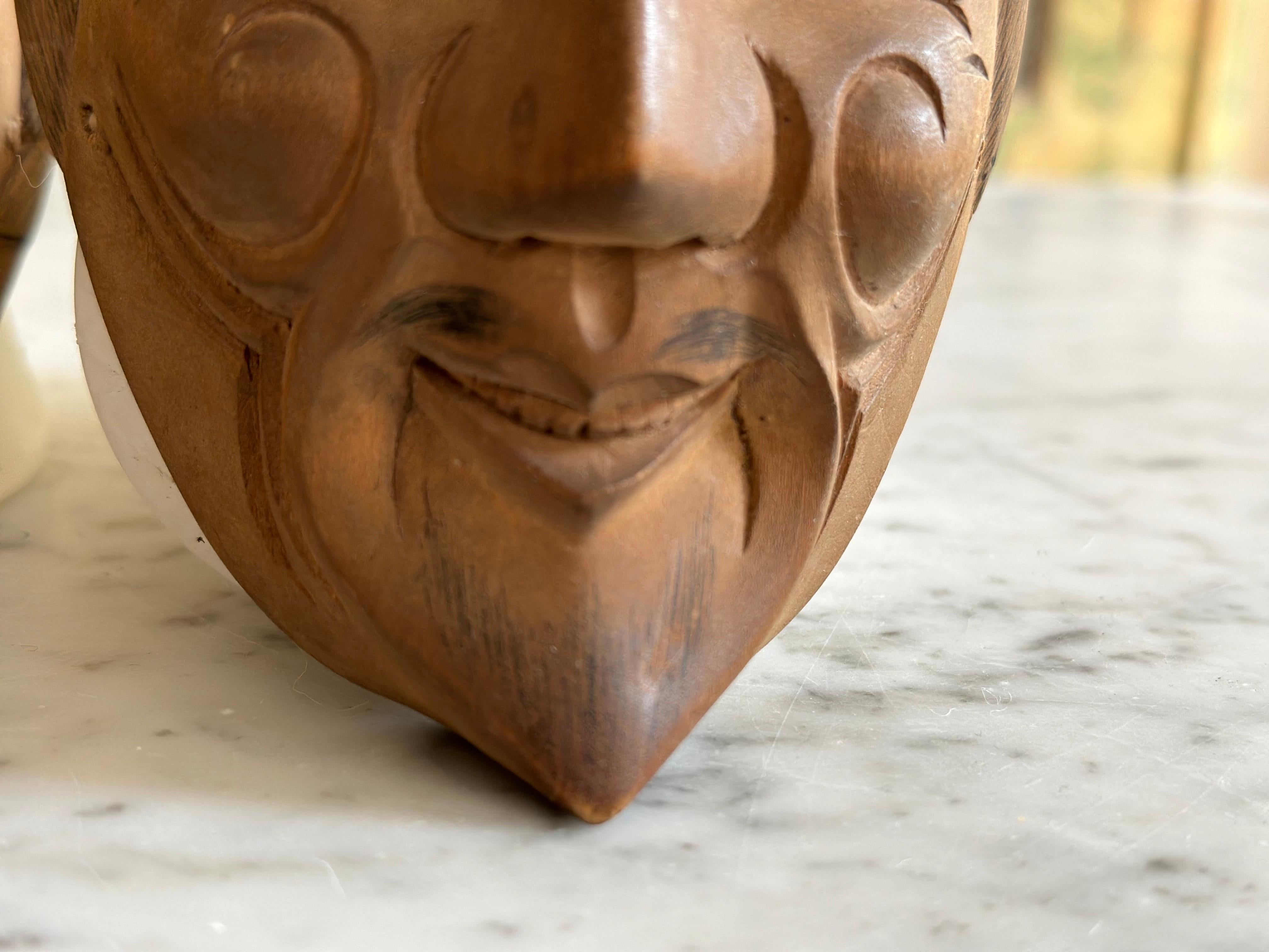 Paire de masques japonais Kyogen, en bois sculpté à la main, années 1950-60 en vente 2