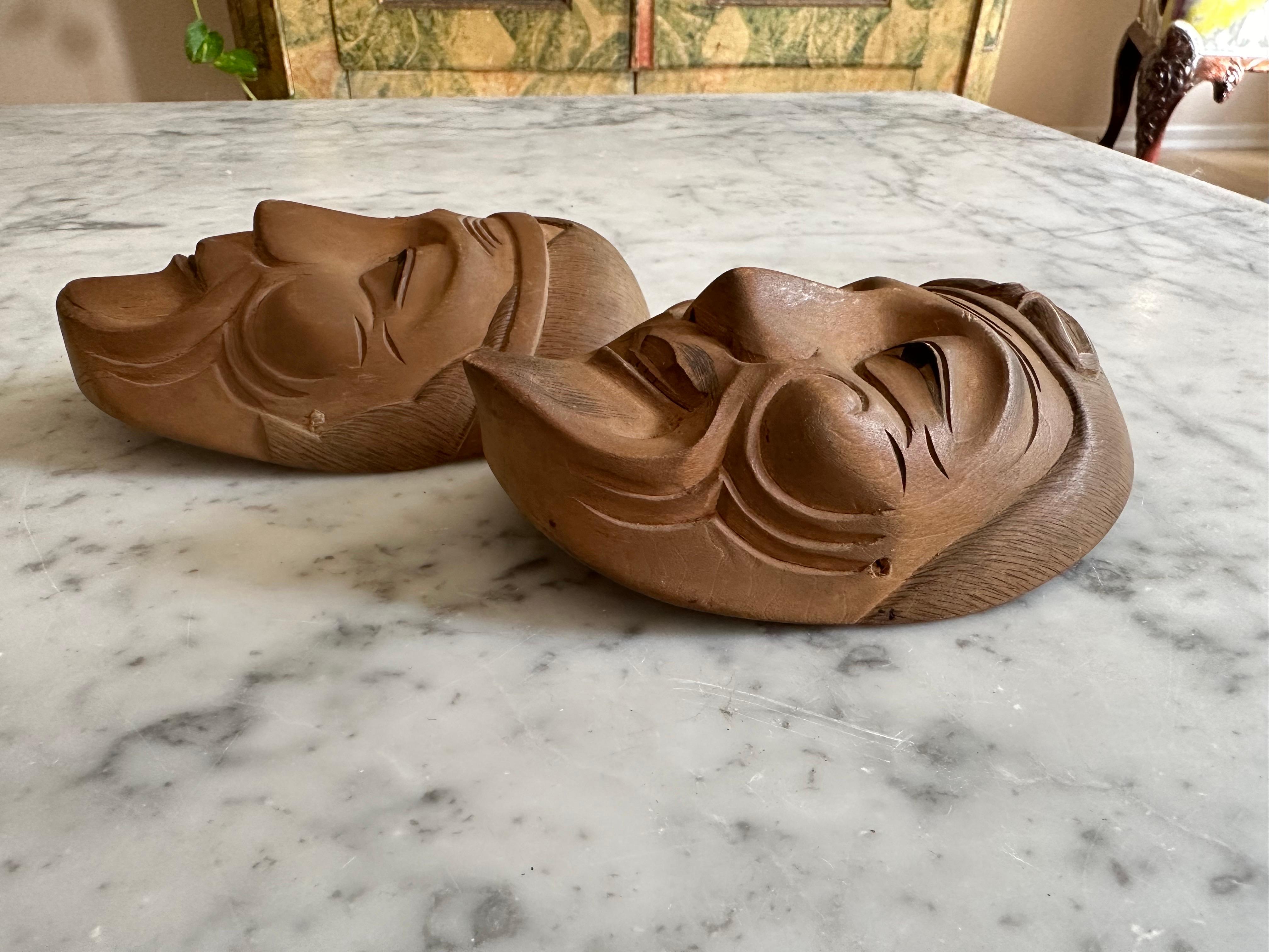 Japonais Paire de masques japonais Kyogen, en bois sculpté à la main, années 1950-60 en vente