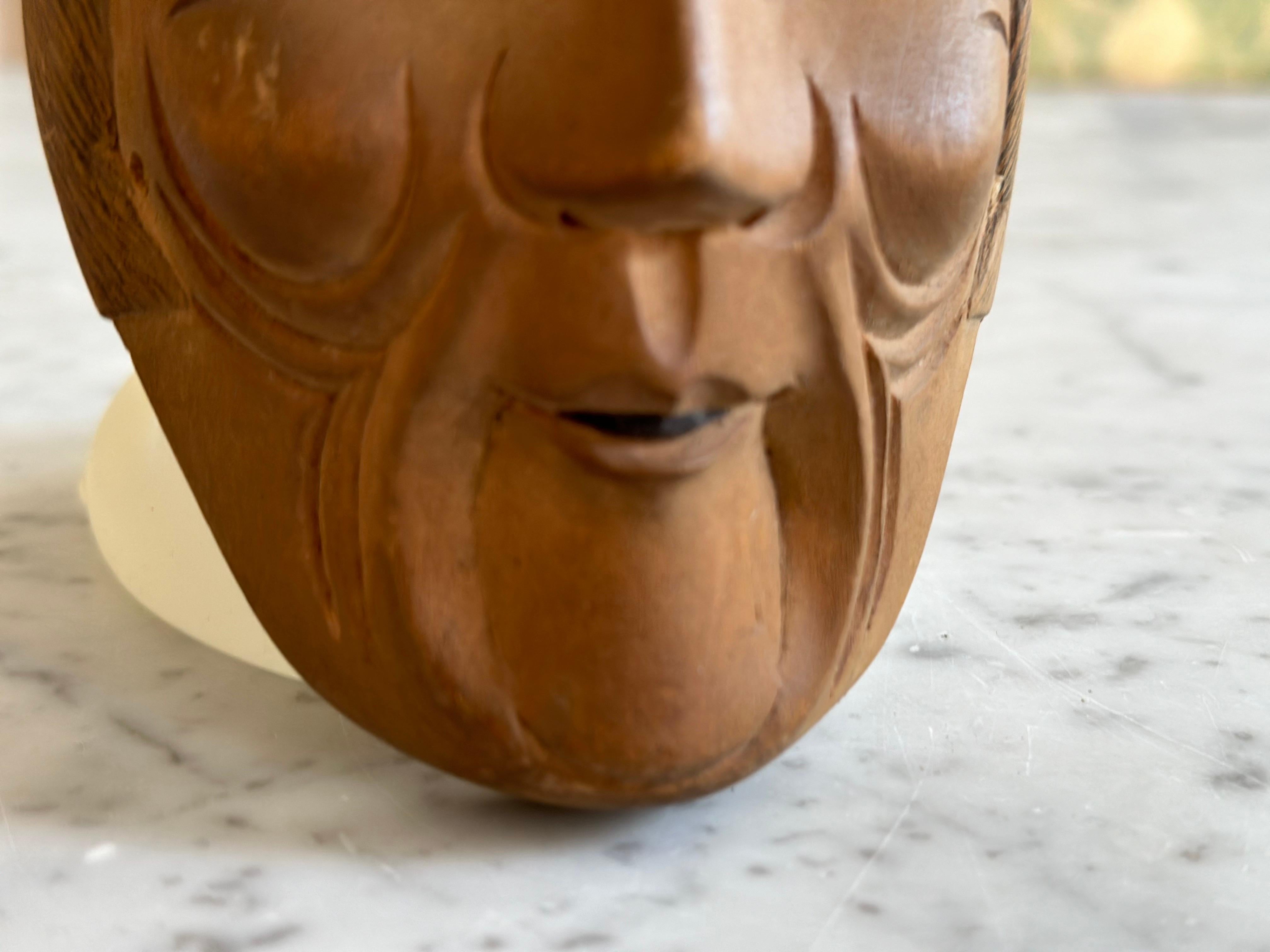 Milieu du XXe siècle Paire de masques japonais Kyogen, en bois sculpté à la main, années 1950-60 en vente