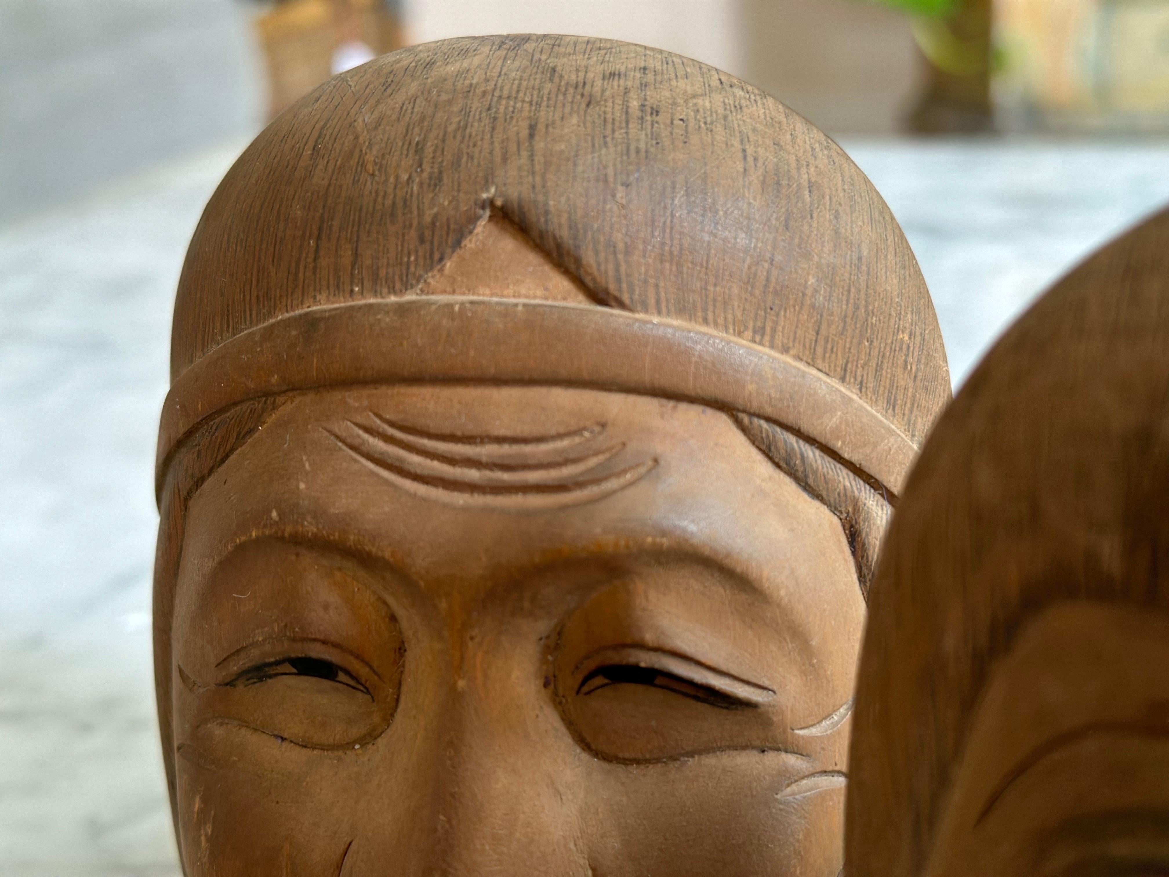 Bois Paire de masques japonais Kyogen, en bois sculpté à la main, années 1950-60 en vente