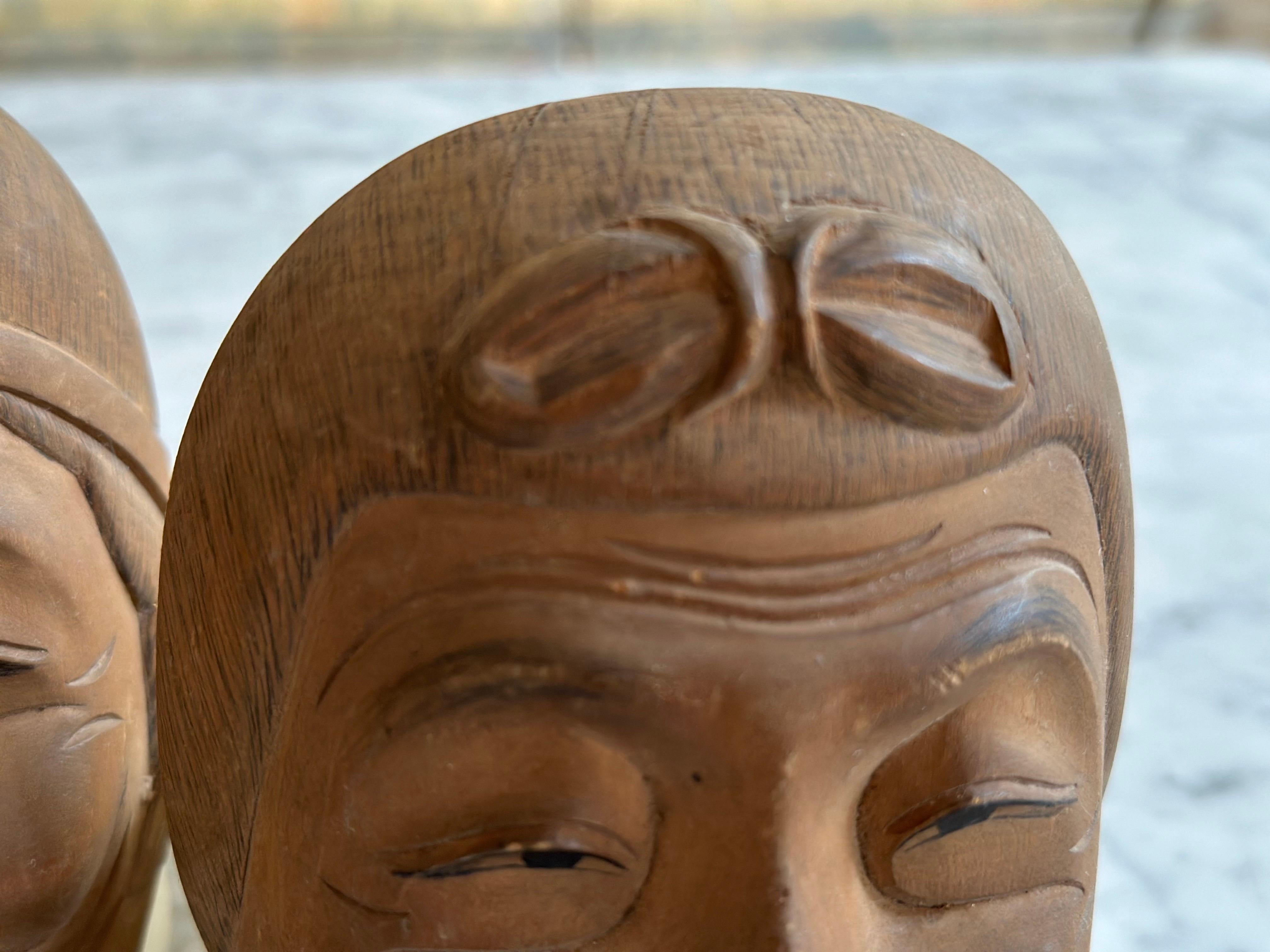 Paire de masques japonais Kyogen, en bois sculpté à la main, années 1950-60 en vente 1