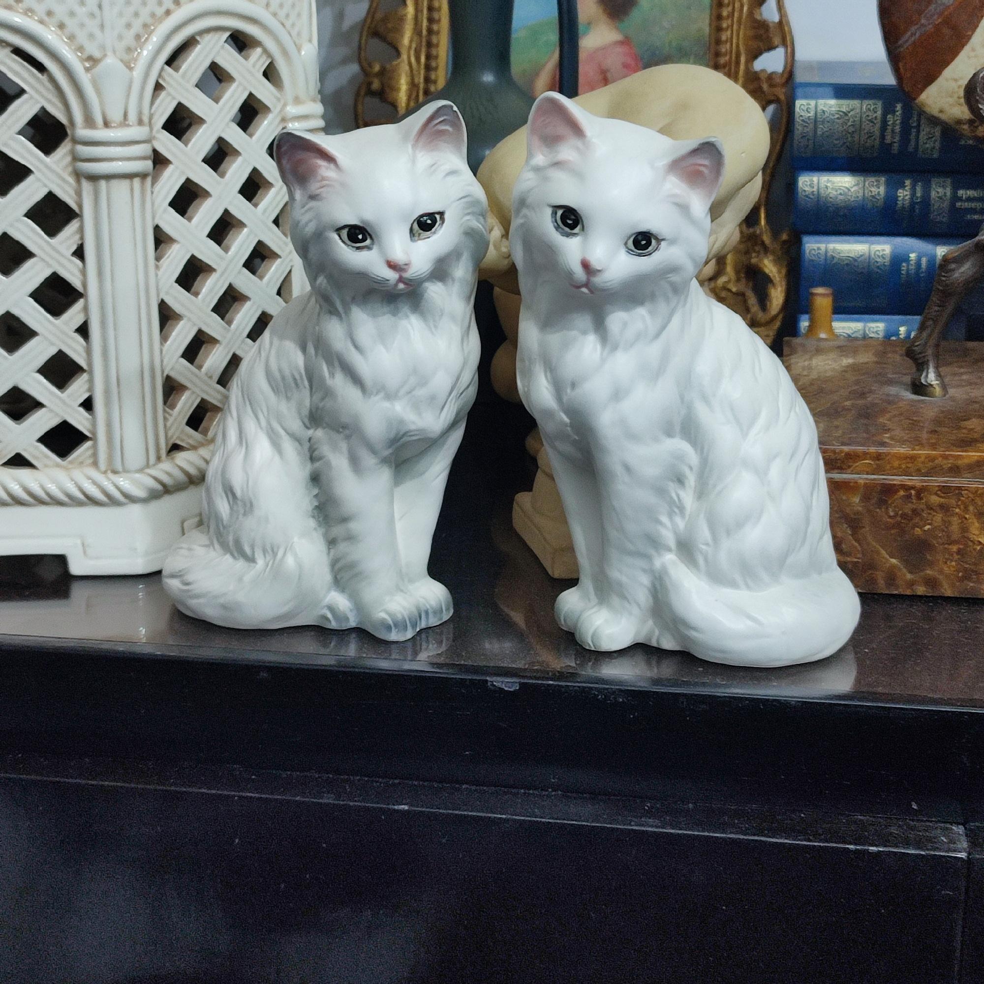 Coppia di statuette di gatti in porcellana vintage - artigianato giapponese di metà secolo
Abbellisci il tuo spazio con questa elegante coppia di statuette di gatti in porcellana vintage, uno splendido esempio di arte ceramica giapponese di metà