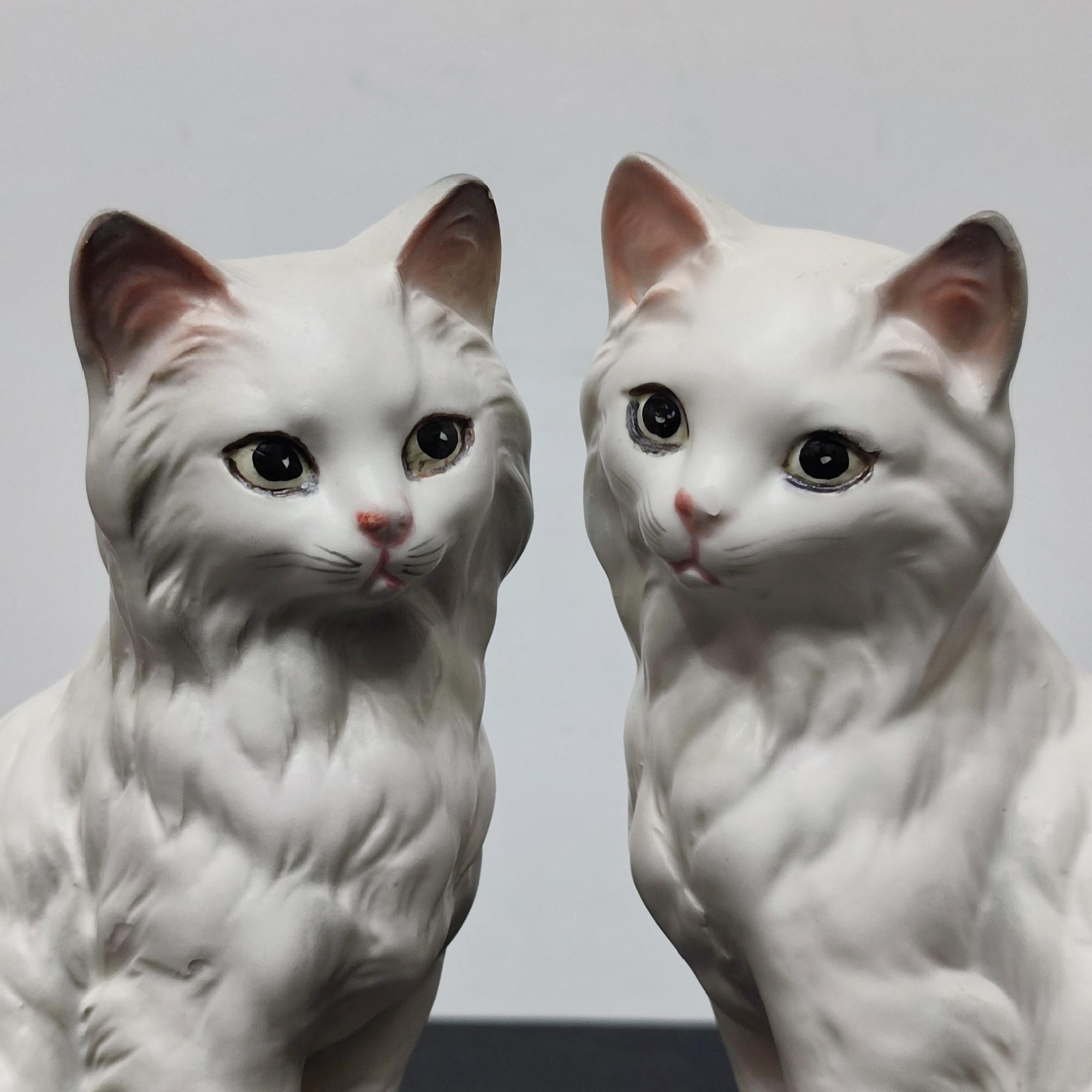 Giapponese Coppia di statuette di gatto in porcellana giapponese Lefton d'epoca - metà secolo moderno in vendita