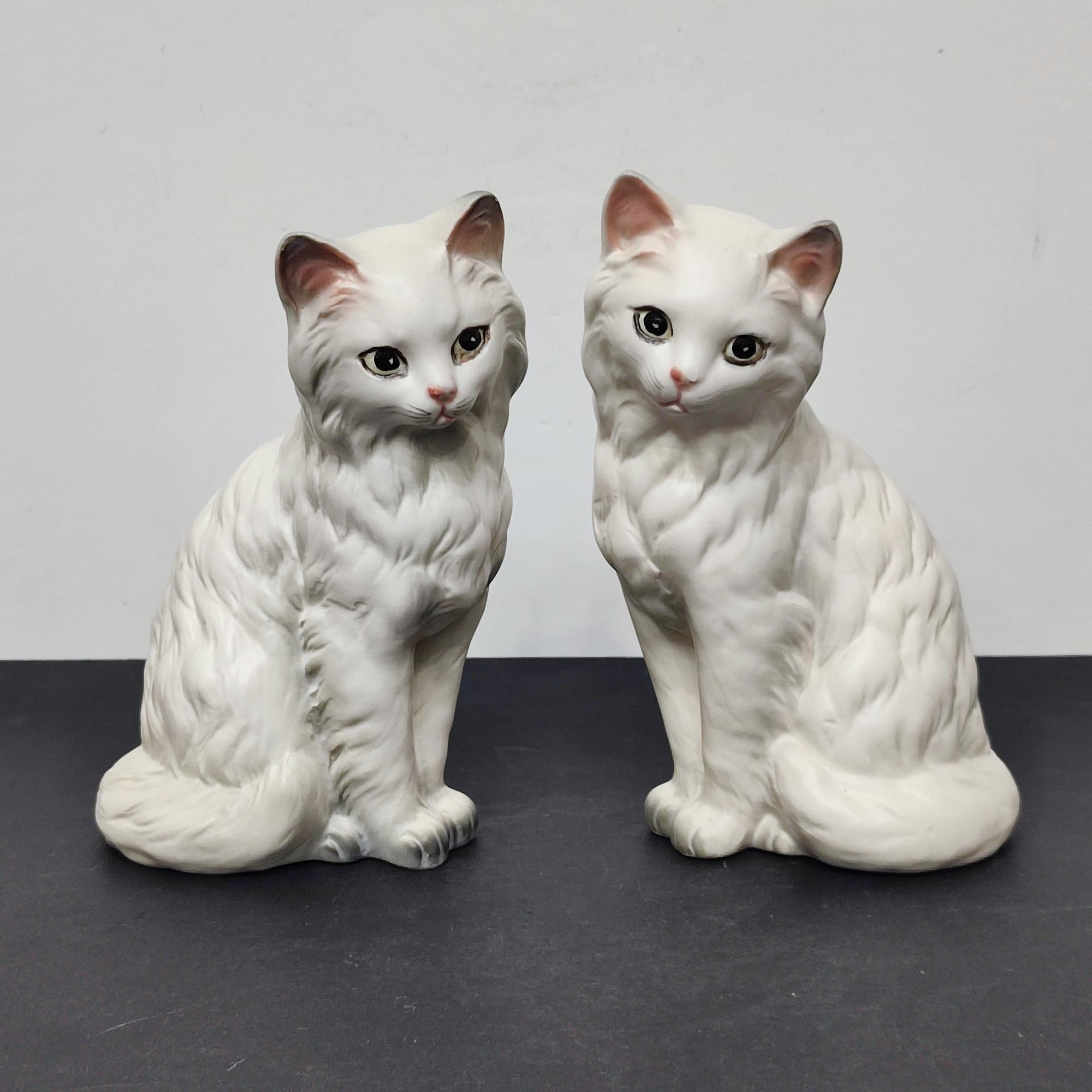 Fatto a mano Coppia di statuette di gatto in porcellana giapponese Lefton d'epoca - metà secolo moderno in vendita