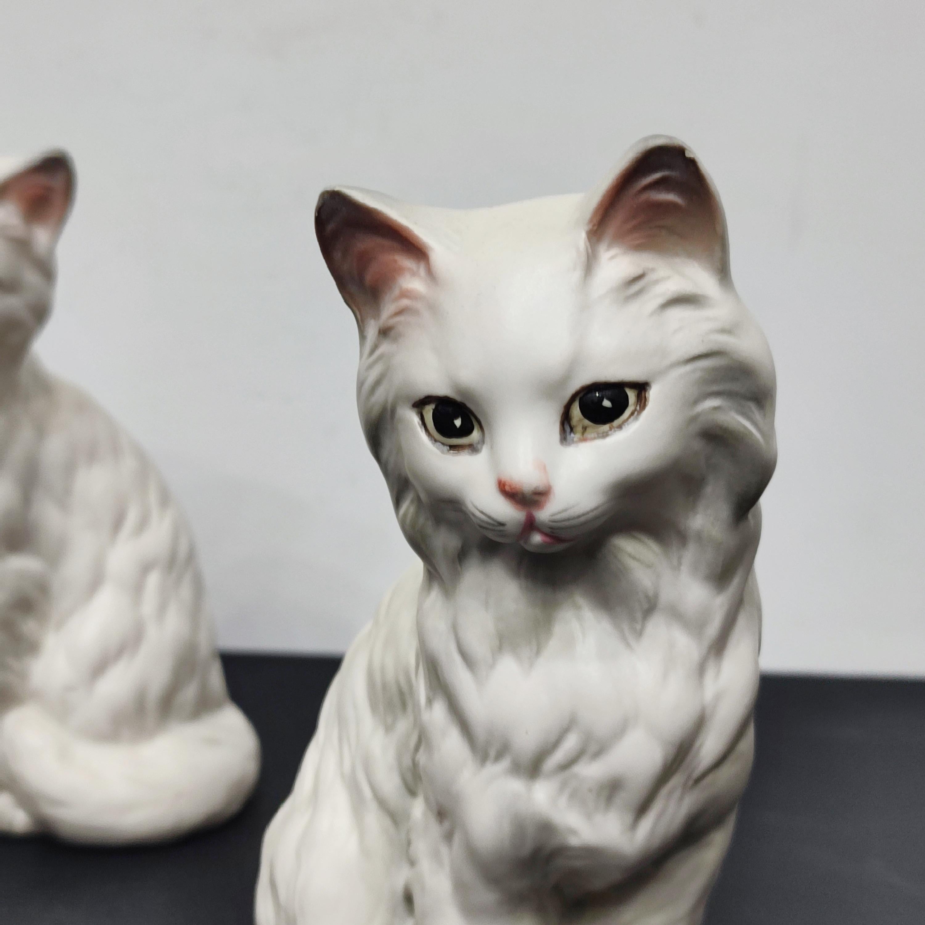 Metà XX secolo Coppia di statuette di gatto in porcellana giapponese Lefton d'epoca - metà secolo moderno in vendita