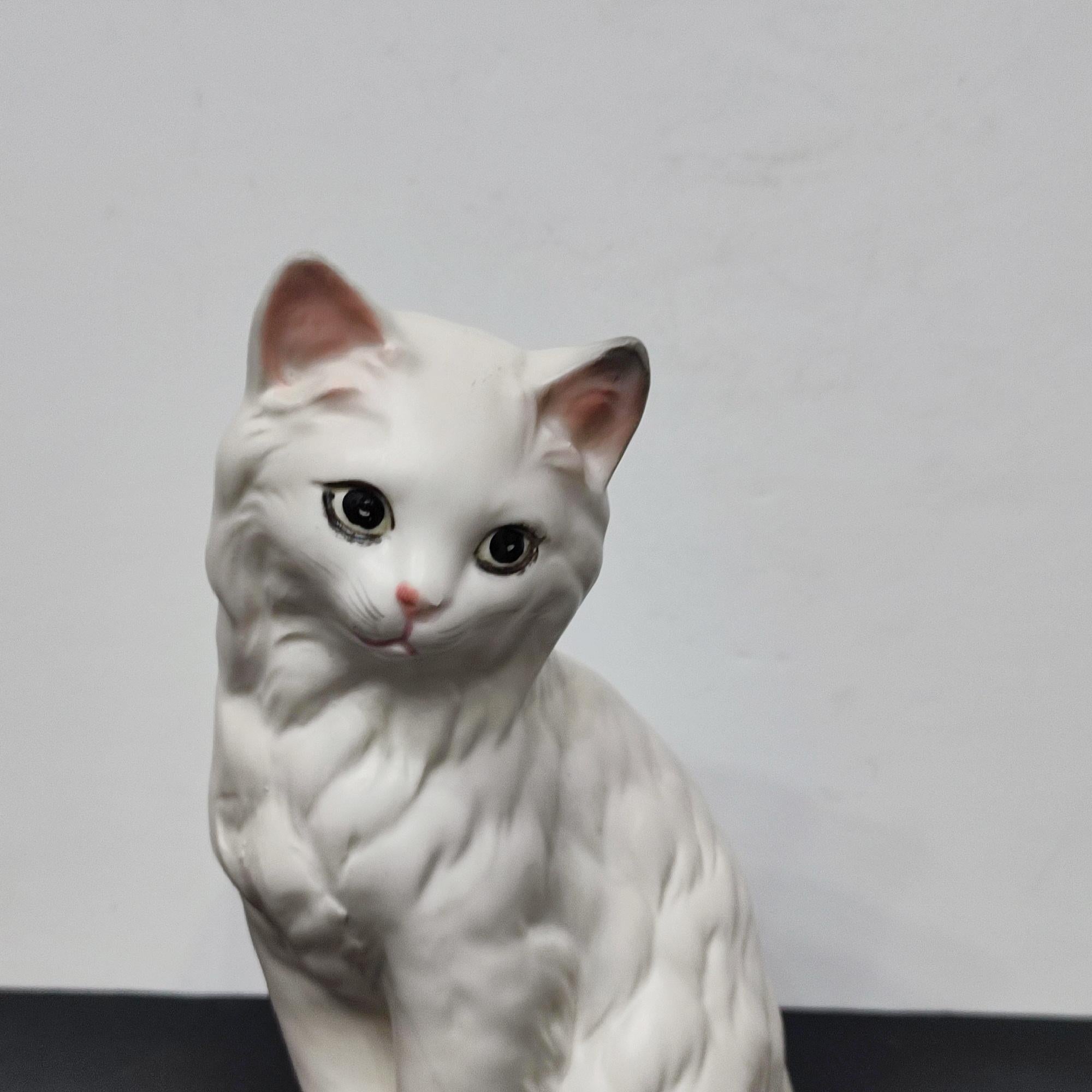 Porcellana Coppia di statuette di gatto in porcellana giapponese Lefton d'epoca - metà secolo moderno in vendita