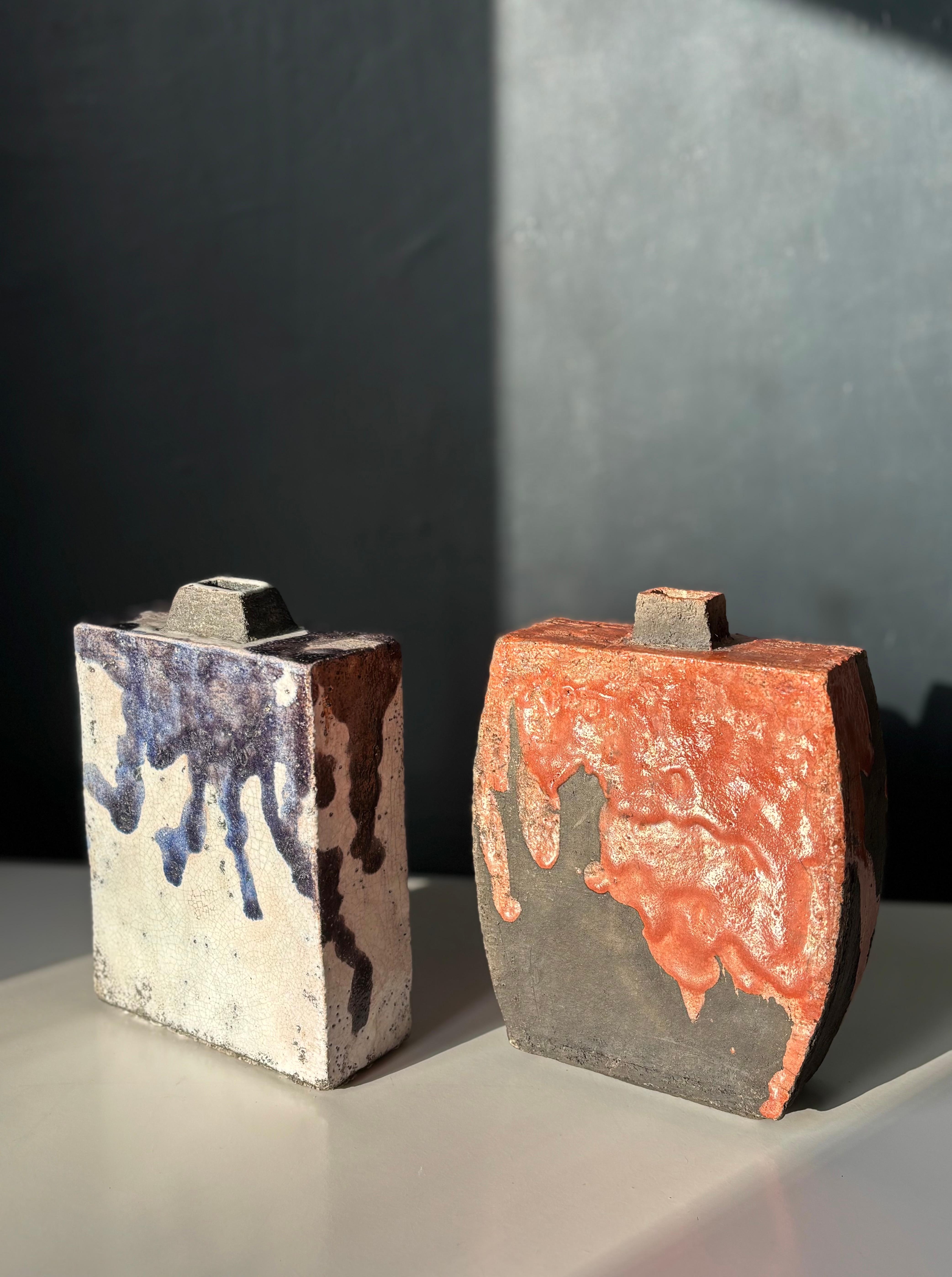 Vasi decorativi raku d'ispirazione giapponese, disegnati e realizzati a mano da un artista danese della ceramica alla fine del XX secolo. Smalto rosso corallo lucido, grigio malva e bianco che crea un effetto drammatico su un materiale ceramico