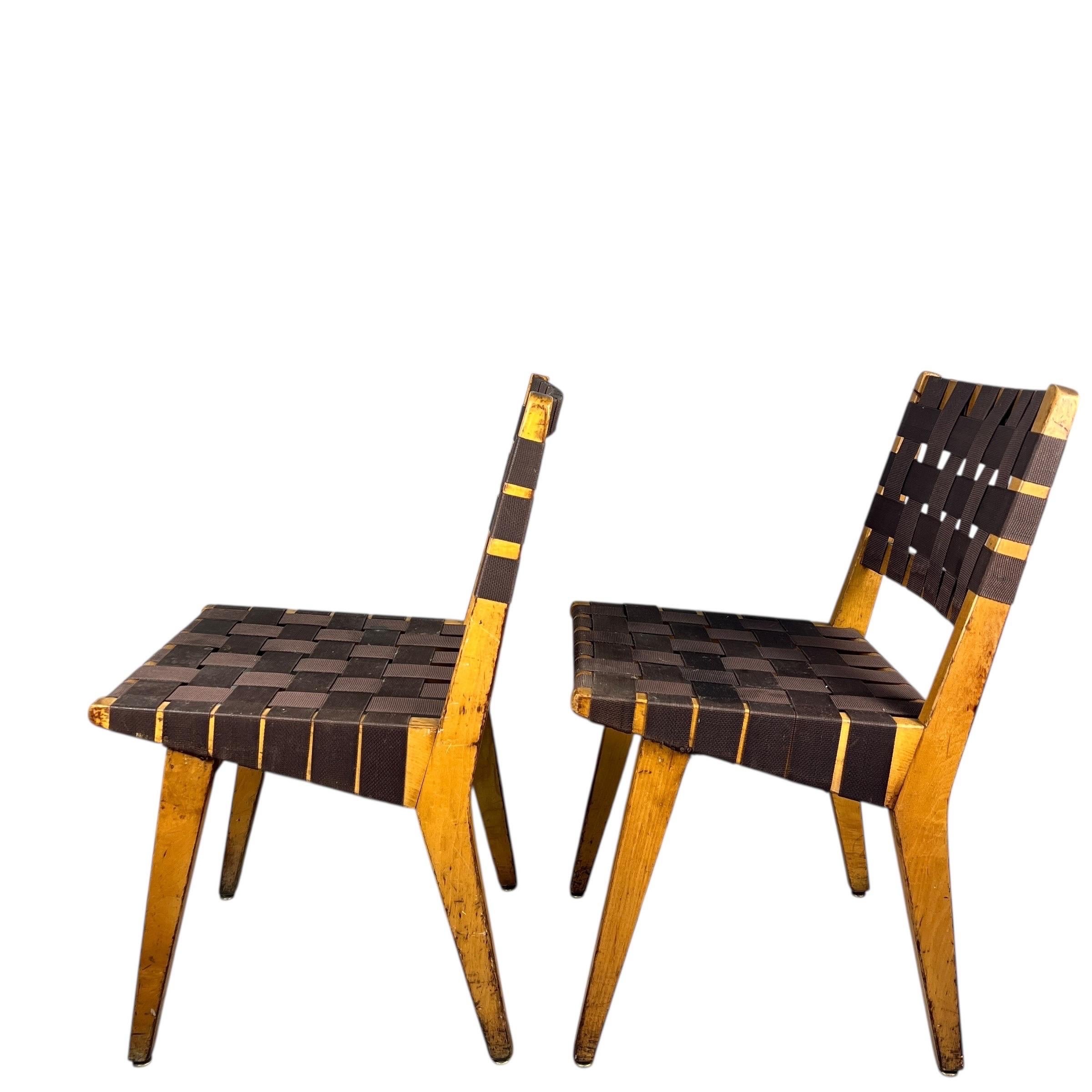 Superbe ensemble vintage de chaises d'appoint Jens Risom pour Knoll en bouleau avec cerclage

Condit : Les chaises présentent une usure visible sur leur châssis, notamment des rayures, des taches et des décolorations. Malgré cela, ils restent