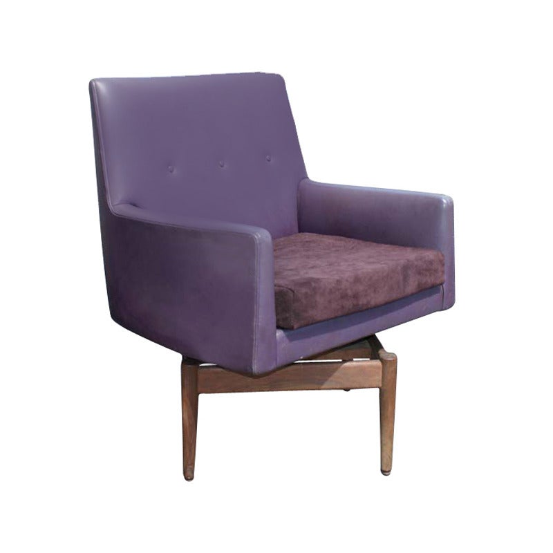 A pair of walnut swivel lounge chairs in original purple composite upholstery with walnut bases and detachable suede cushions designed by Jens Risom.