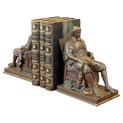 Paire de serre-livres vintage John Harvard en bronze par Jennings Brothers 